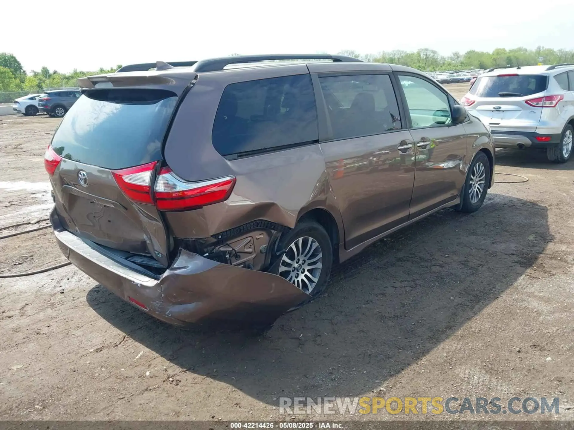 4 Photograph of a damaged car 5TDYZ3DC7KS980857 TOYOTA SIENNA 2019