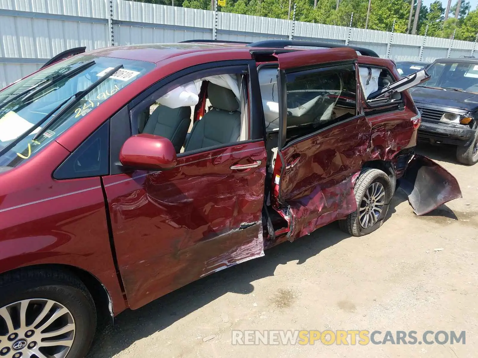 9 Photograph of a damaged car 5TDYZ3DC7KS989574 TOYOTA SIENNA 2019