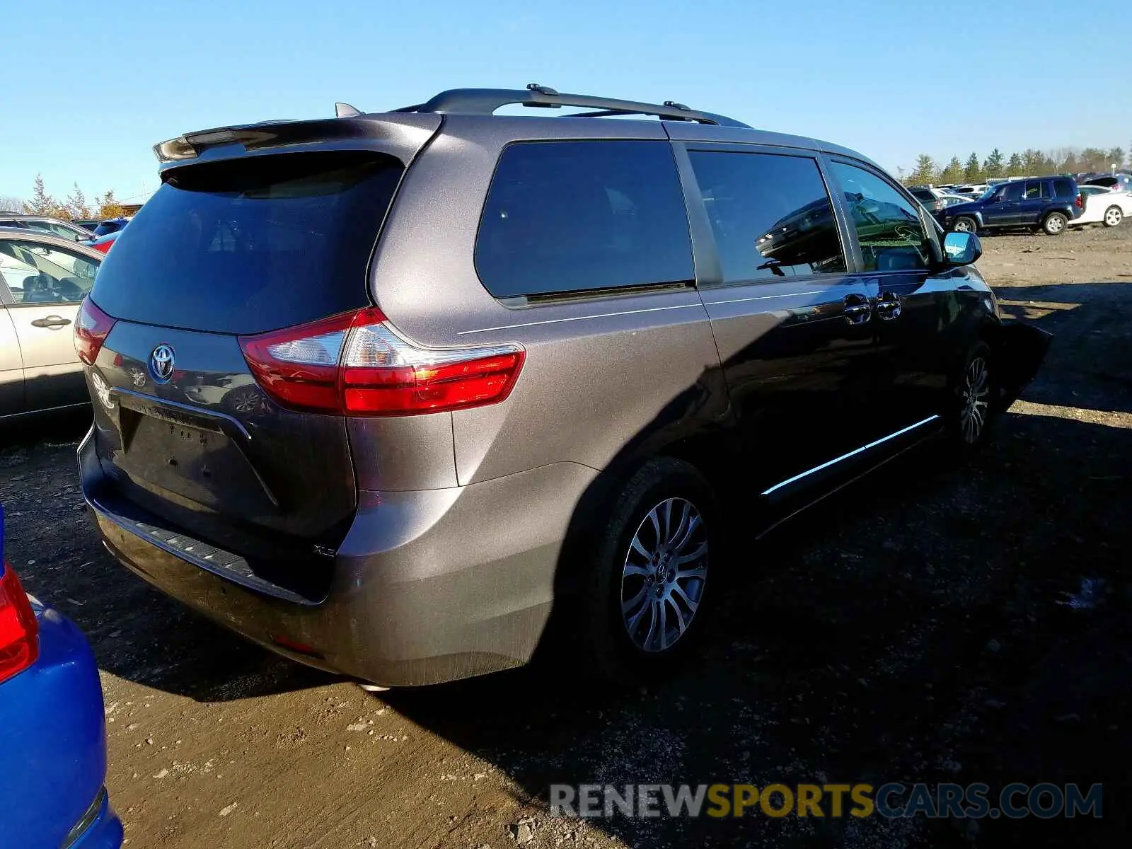 4 Photograph of a damaged car 5TDYZ3DC7KS996055 TOYOTA SIENNA 2019