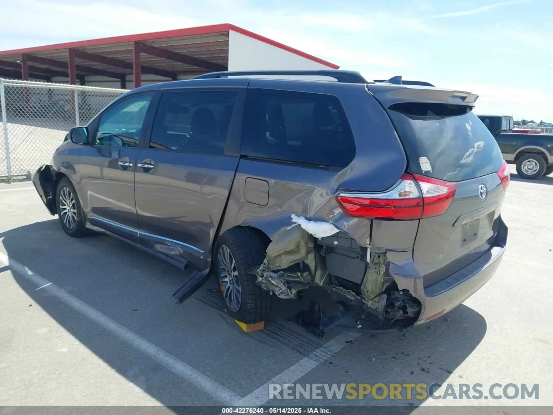 3 Фотография поврежденного автомобиля 5TDYZ3DC8KS001055 TOYOTA SIENNA 2019