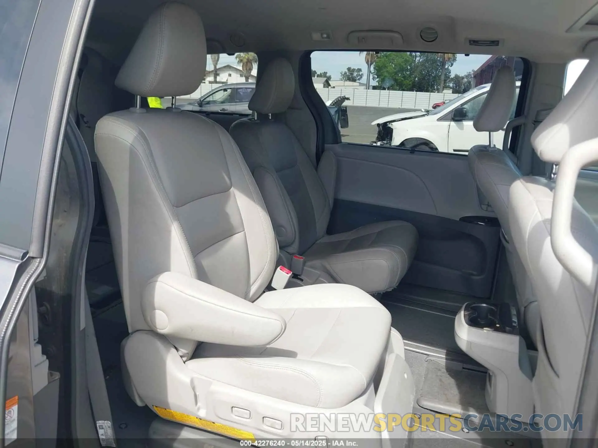 8 Фотография поврежденного автомобиля 5TDYZ3DC8KS001055 TOYOTA SIENNA 2019