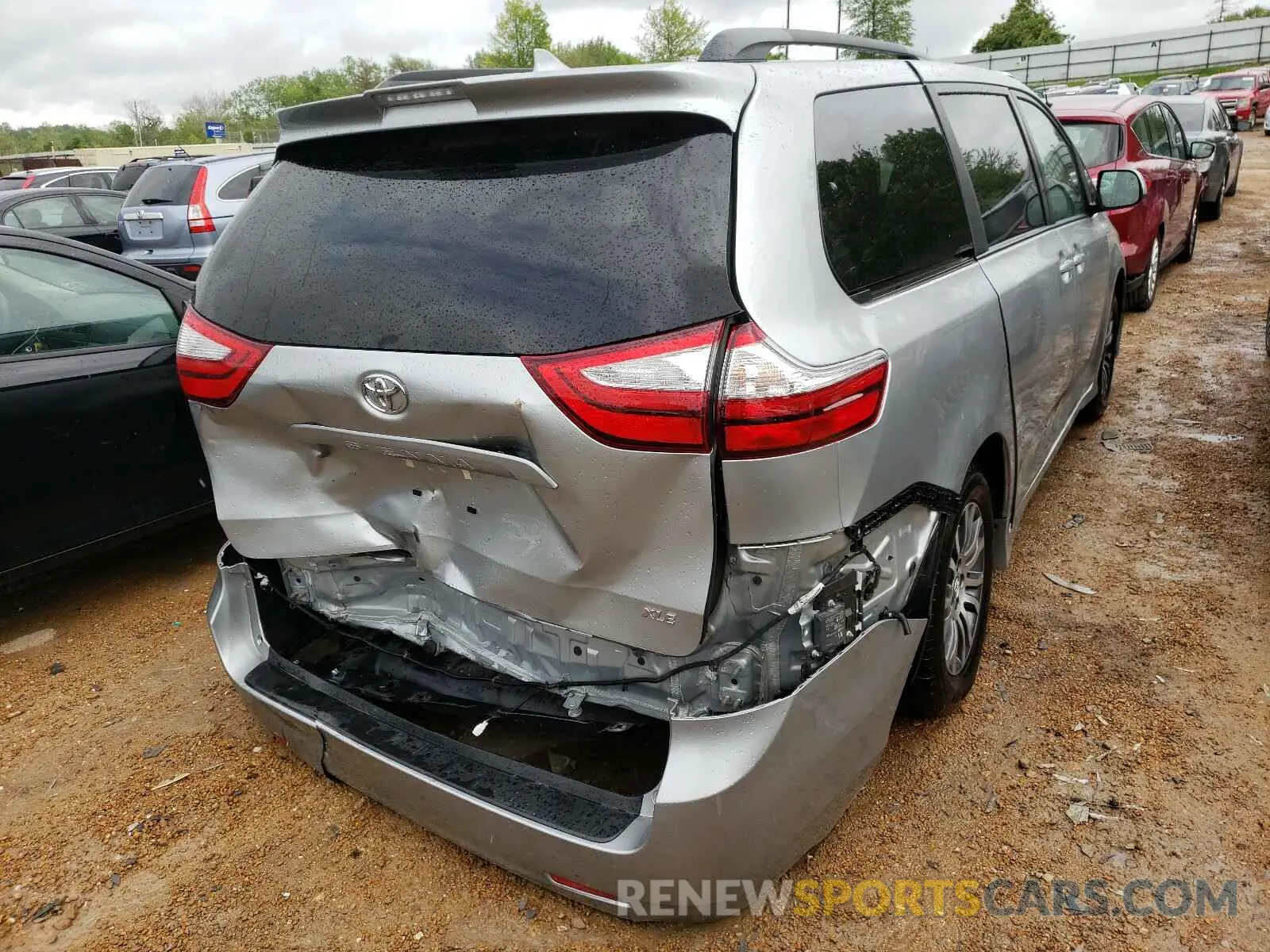 4 Photograph of a damaged car 5TDYZ3DC8KS969706 TOYOTA SIENNA 2019