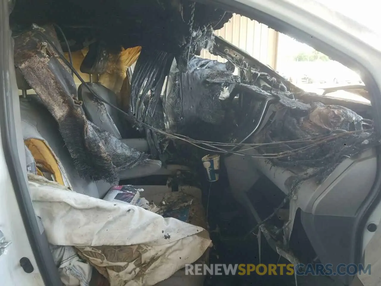 5 Photograph of a damaged car 5TDYZ3DC8KS988319 TOYOTA SIENNA 2019