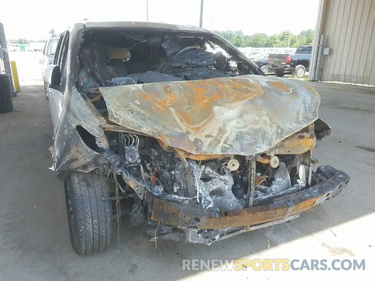 9 Photograph of a damaged car 5TDYZ3DC8KS988319 TOYOTA SIENNA 2019