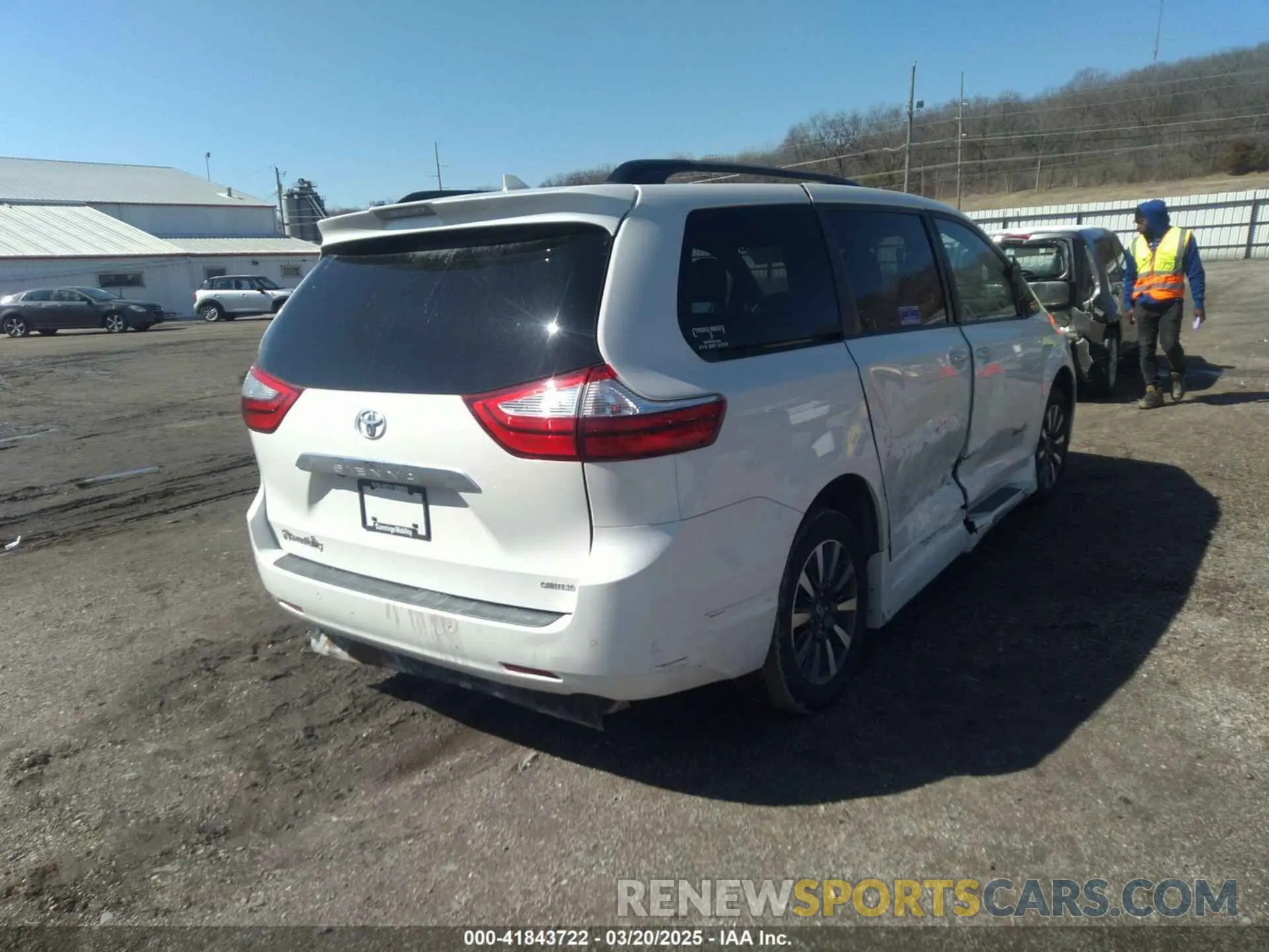 4 Photograph of a damaged car 5TDYZ3DCXKS980027 TOYOTA SIENNA 2019