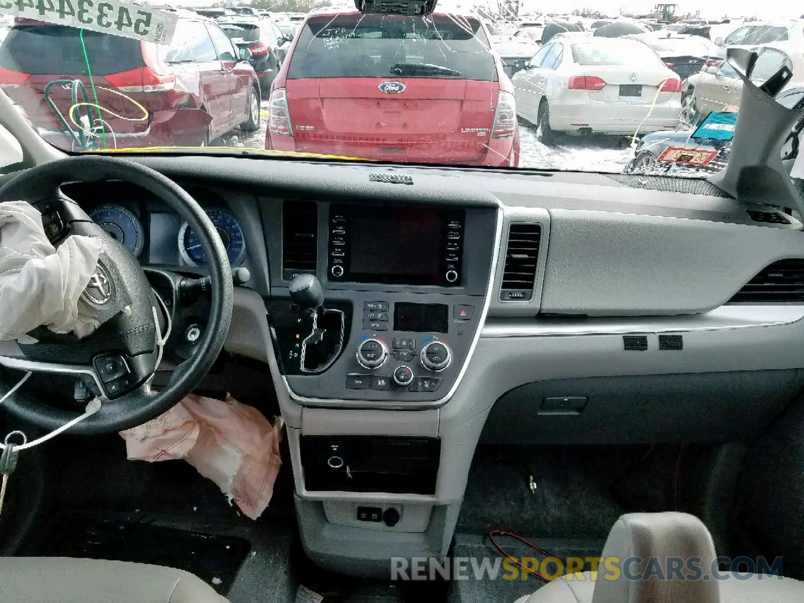 9 Photograph of a damaged car 5TDZZ3DC0KS020042 TOYOTA SIENNA 2019
