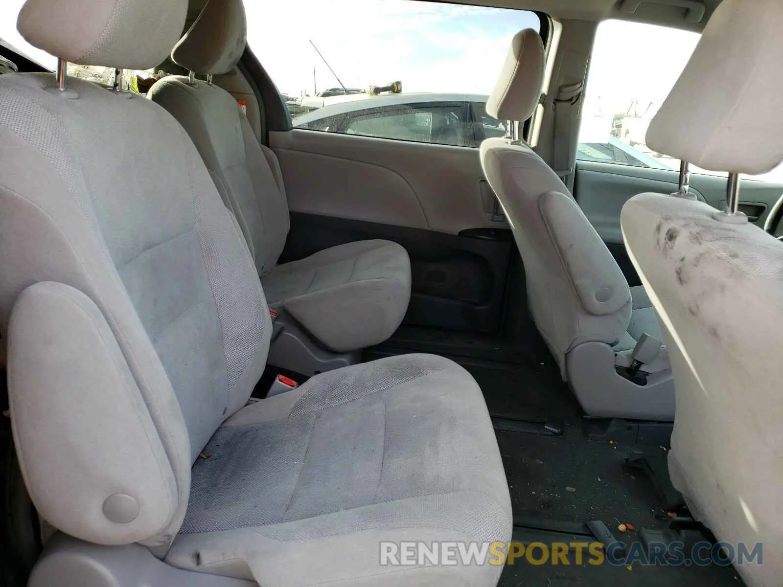 6 Photograph of a damaged car 5TDZZ3DC2KS005901 TOYOTA SIENNA 2019