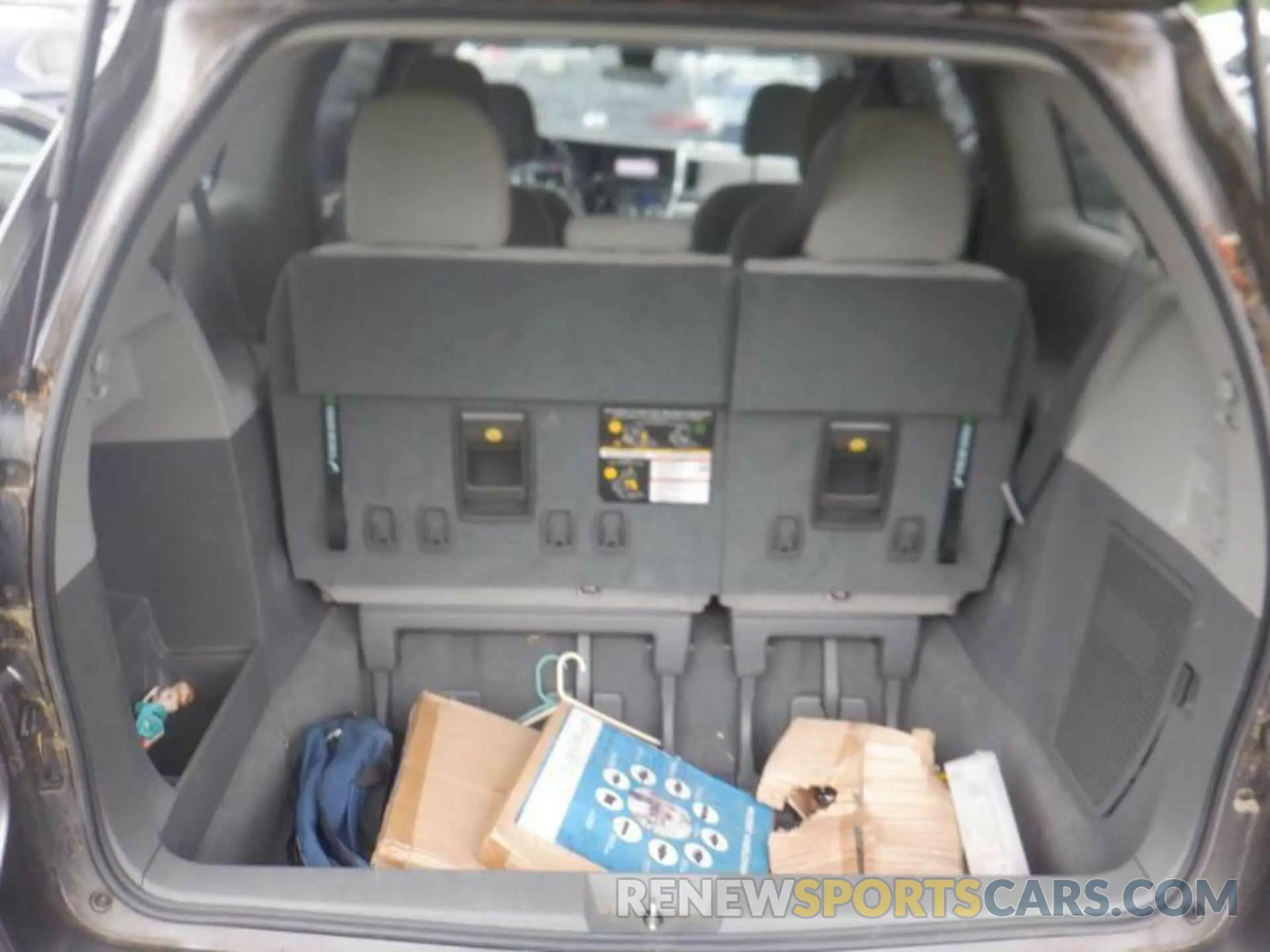 3 Фотография поврежденного автомобиля 5TDZZ3DC2KS008944 TOYOTA SIENNA 2019