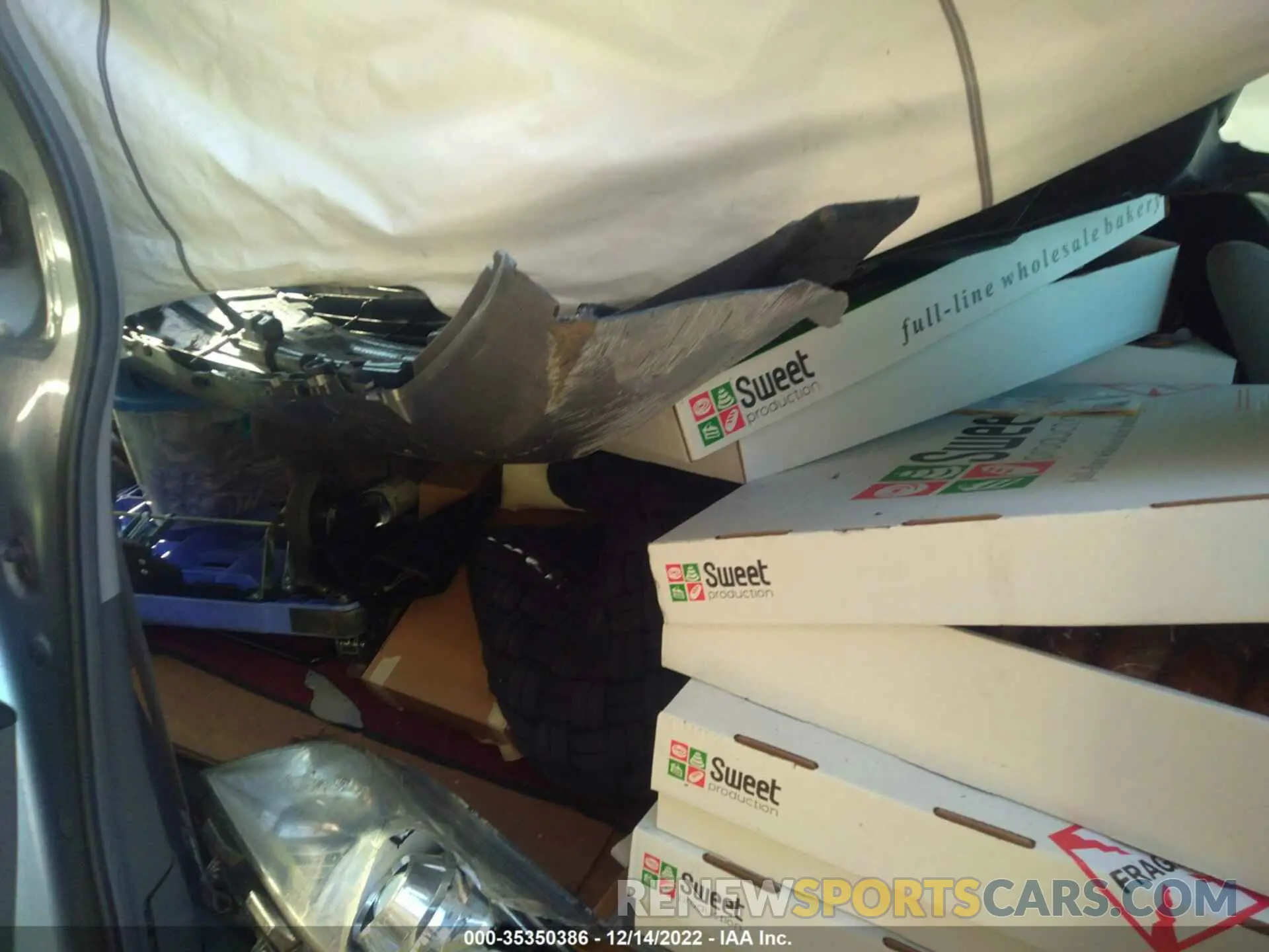 8 Photograph of a damaged car 5TDZZ3DC2KS997246 TOYOTA SIENNA 2019