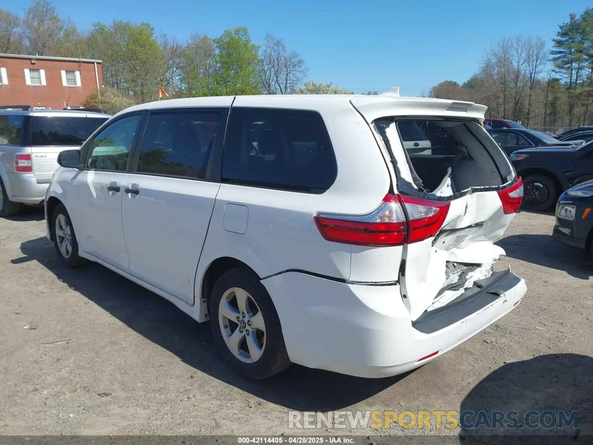 3 Фотография поврежденного автомобиля 5TDZZ3DC4KS015569 TOYOTA SIENNA 2019