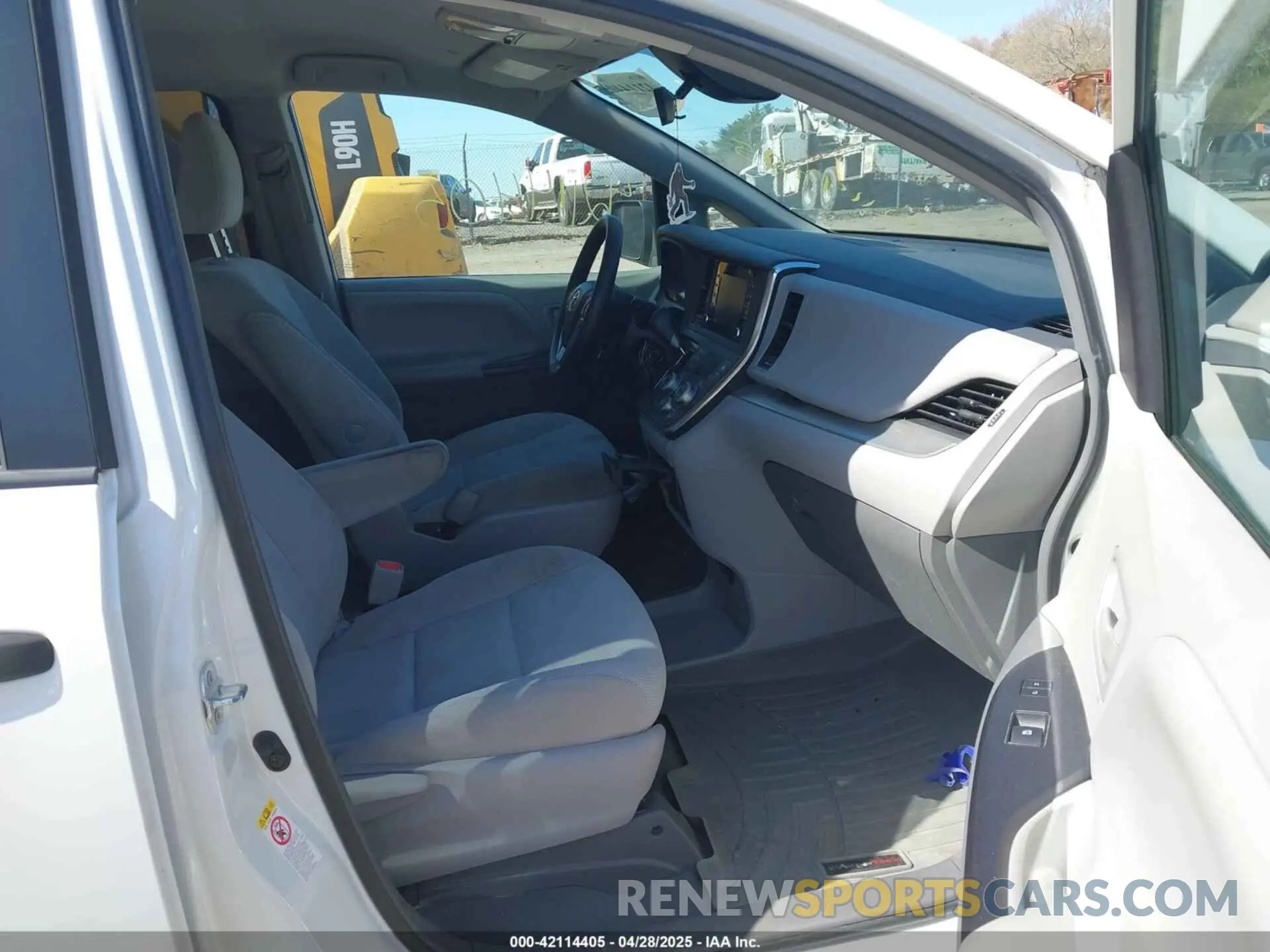 5 Фотография поврежденного автомобиля 5TDZZ3DC4KS015569 TOYOTA SIENNA 2019