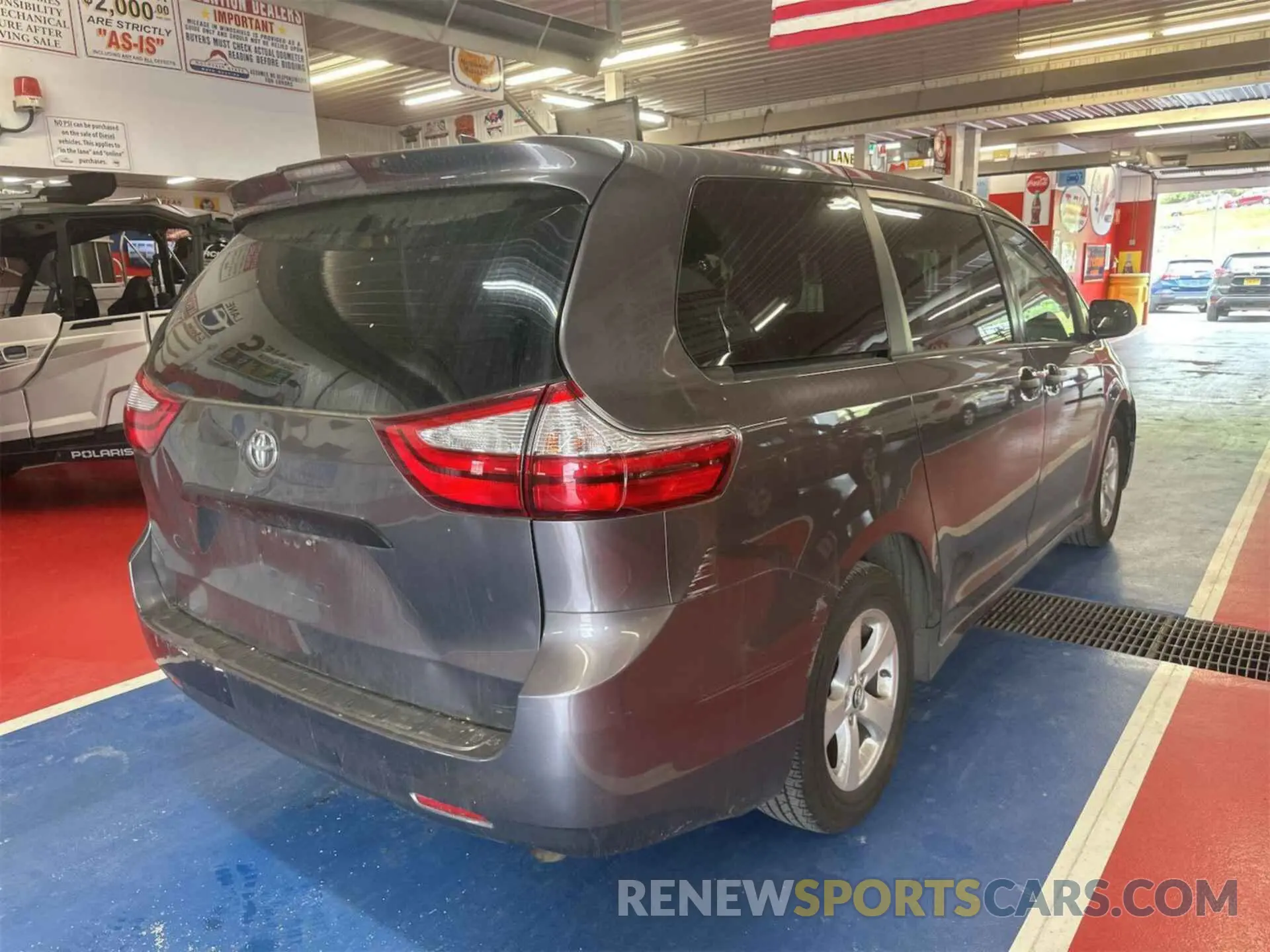 4 Photograph of a damaged car 5TDZZ3DC5KS001485 TOYOTA SIENNA 2019
