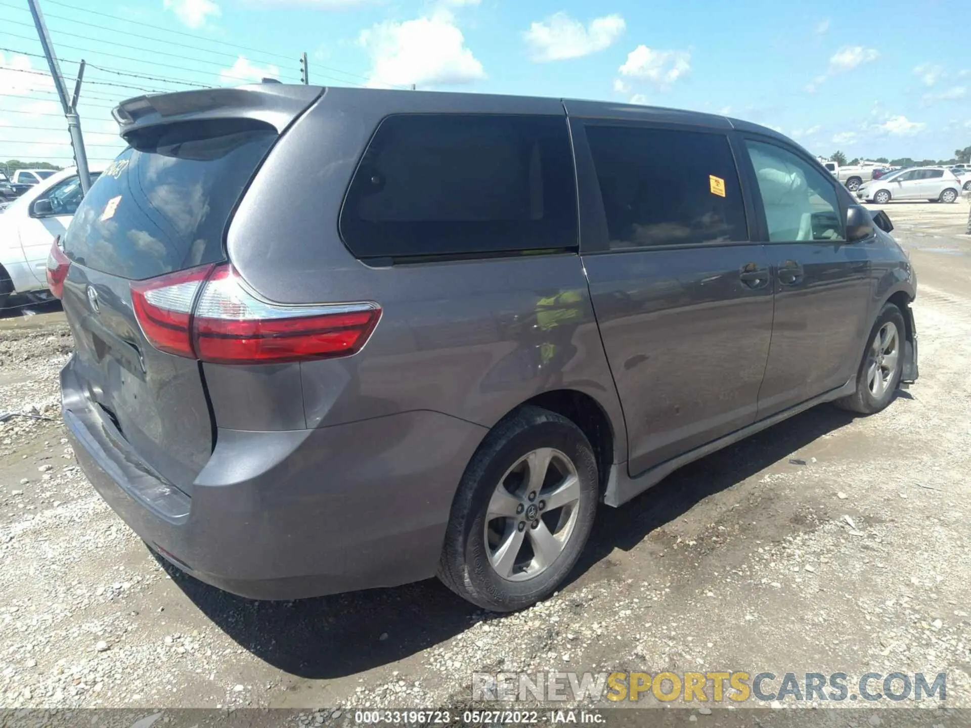 4 Photograph of a damaged car 5TDZZ3DC7KS008096 TOYOTA SIENNA 2019