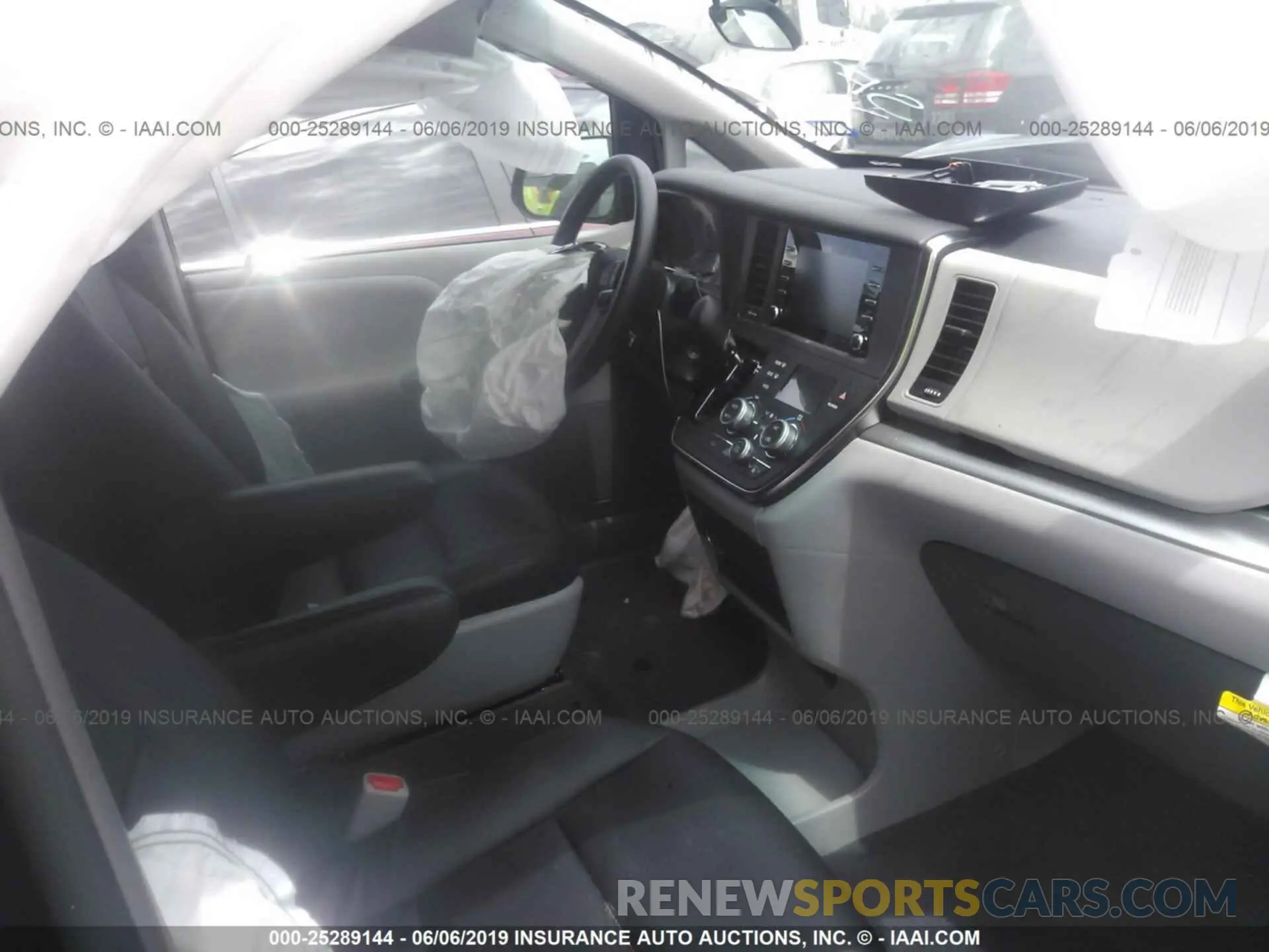 5 Photograph of a damaged car 5TDZZ3DC8KS991497 TOYOTA SIENNA 2019