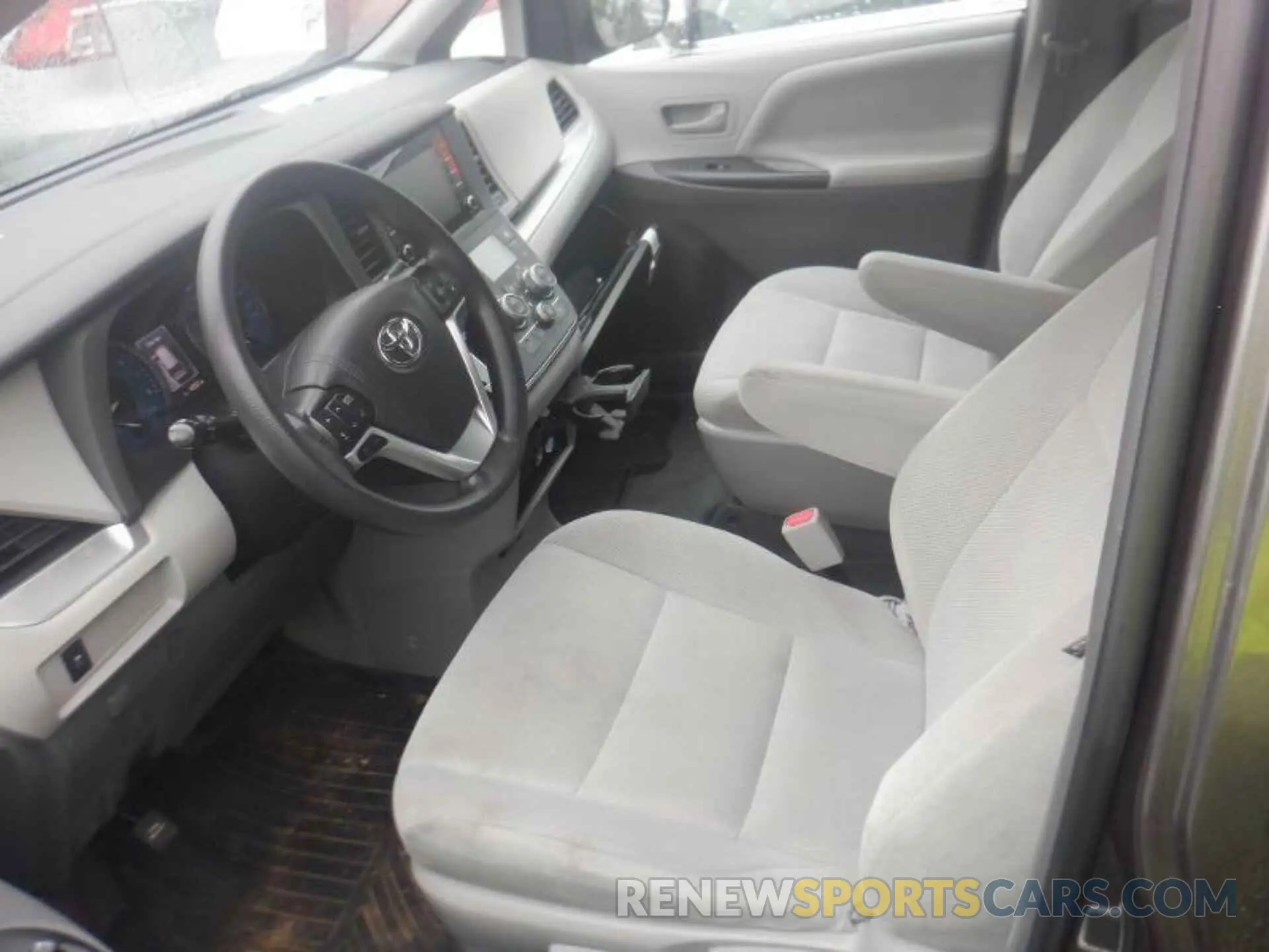 3 Photograph of a damaged car 5TDZZ3DC8KS995386 TOYOTA SIENNA 2019