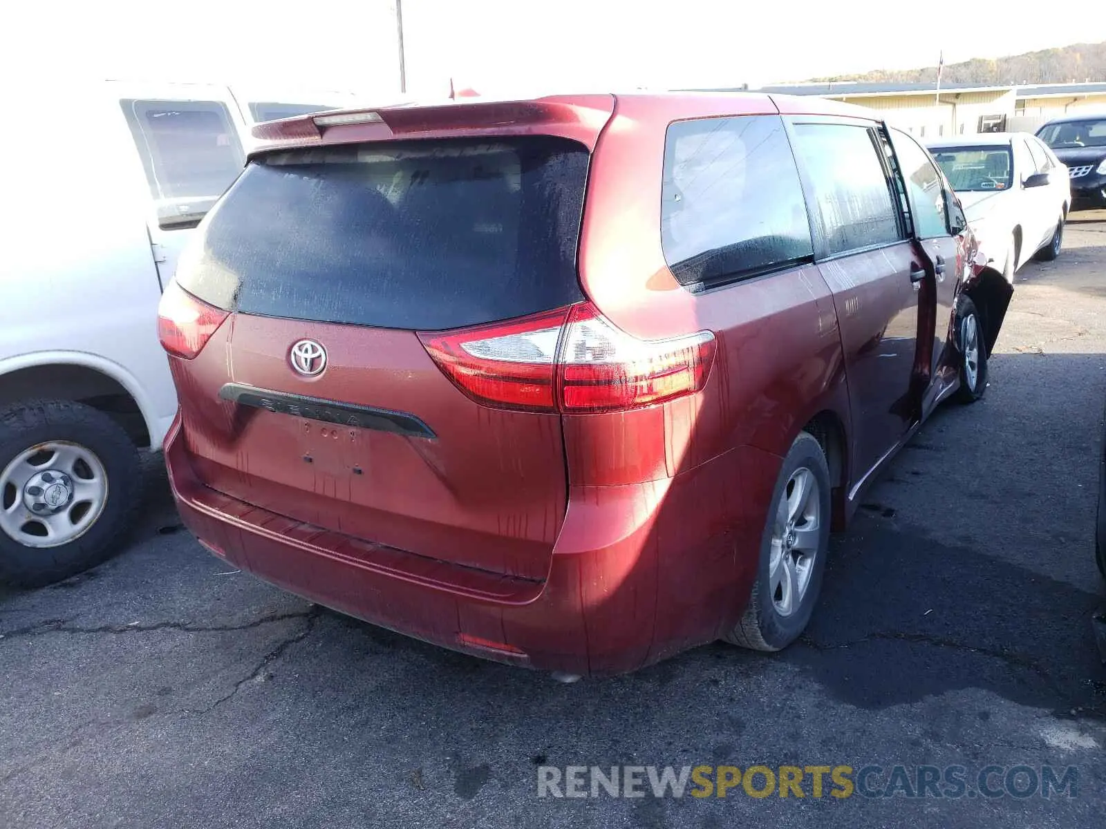 4 Photograph of a damaged car 5TDZZ3DC9KS993257 TOYOTA SIENNA 2019