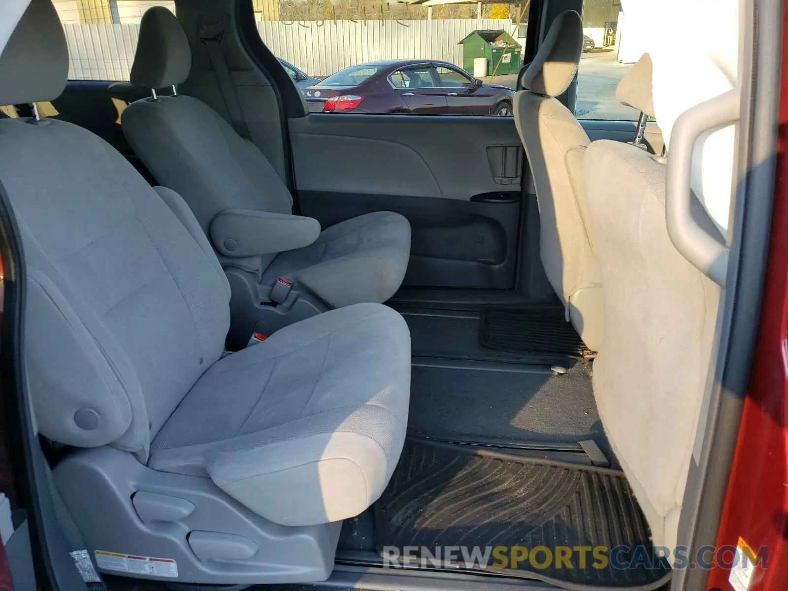 6 Photograph of a damaged car 5TDZZ3DC9KS993257 TOYOTA SIENNA 2019