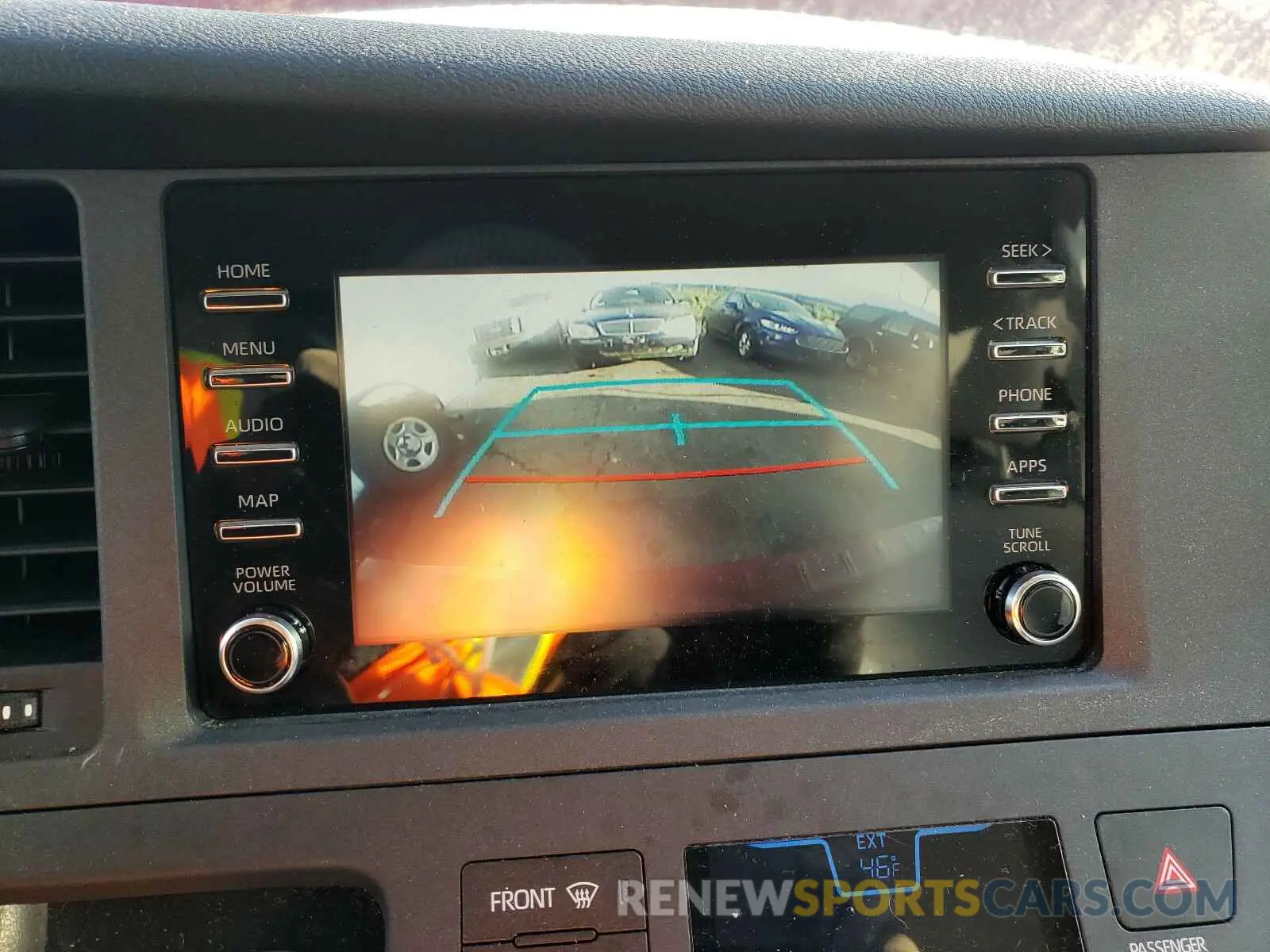 9 Photograph of a damaged car 5TDZZ3DC9KS993257 TOYOTA SIENNA 2019