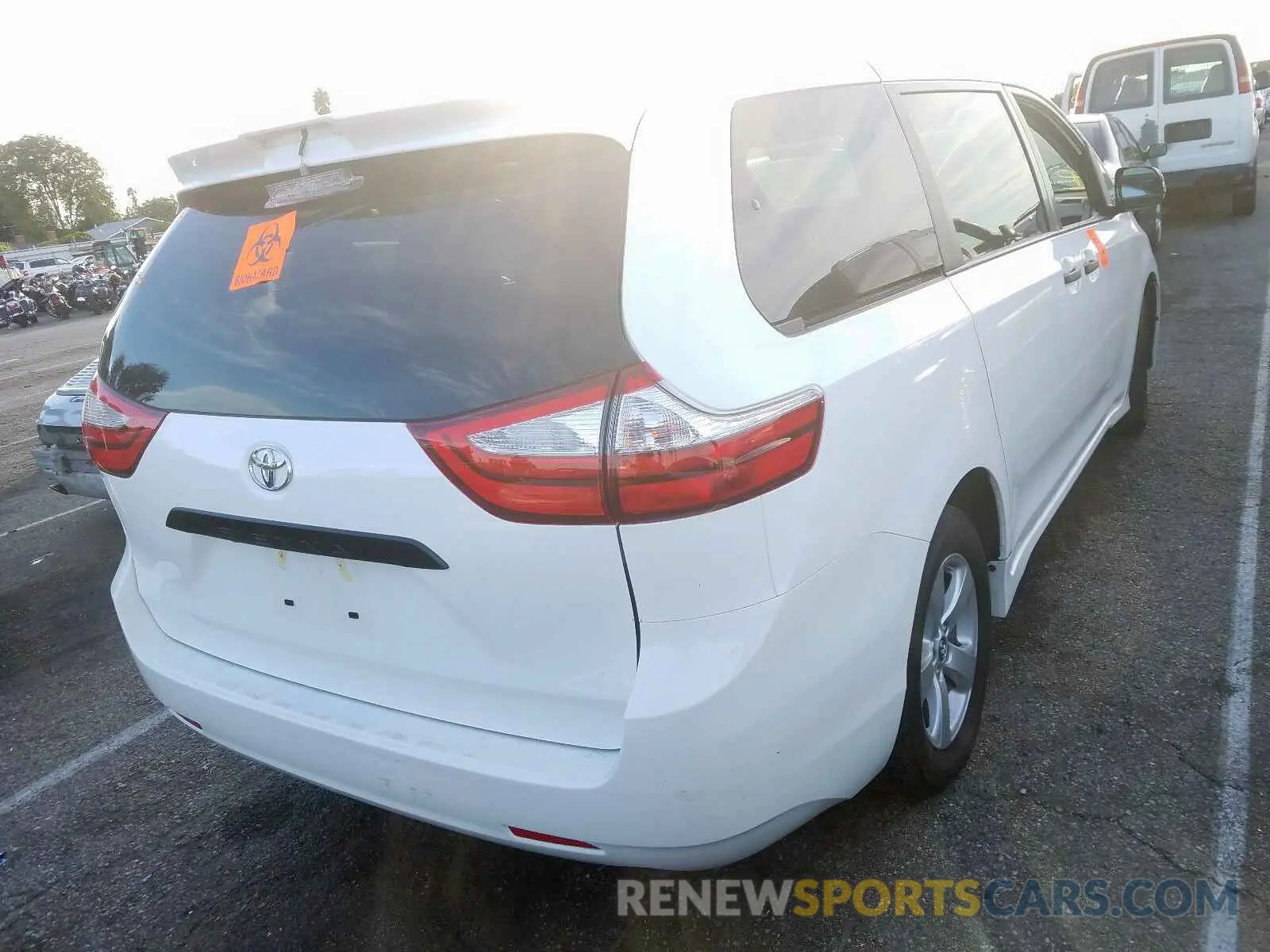 4 Photograph of a damaged car 5TDZZ3DC9KS998149 TOYOTA SIENNA 2019