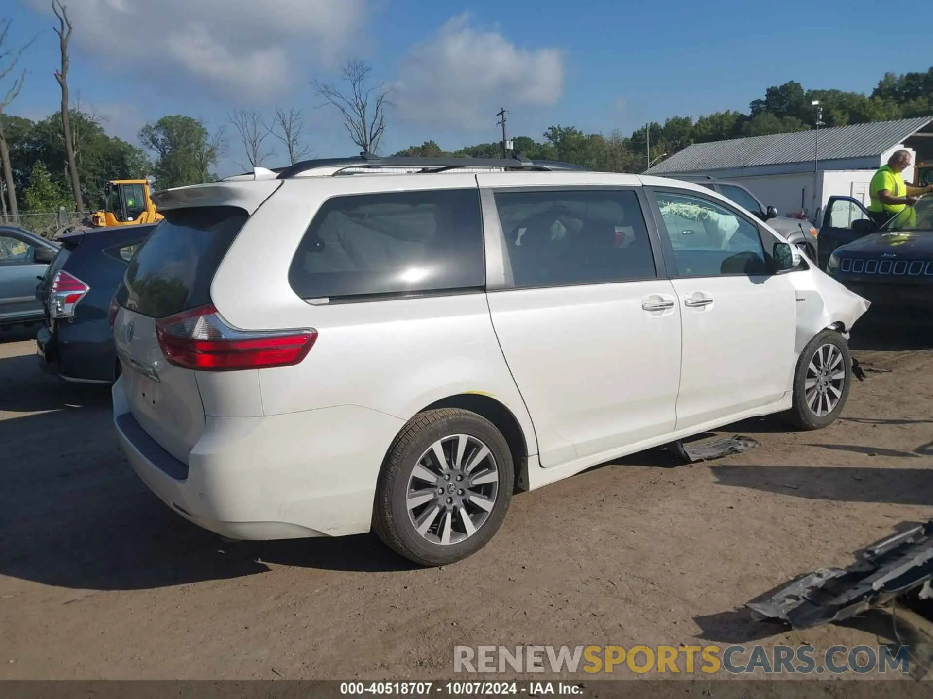 4 Photograph of a damaged car 5TDDZ3DC1LS232928 TOYOTA SIENNA 2020