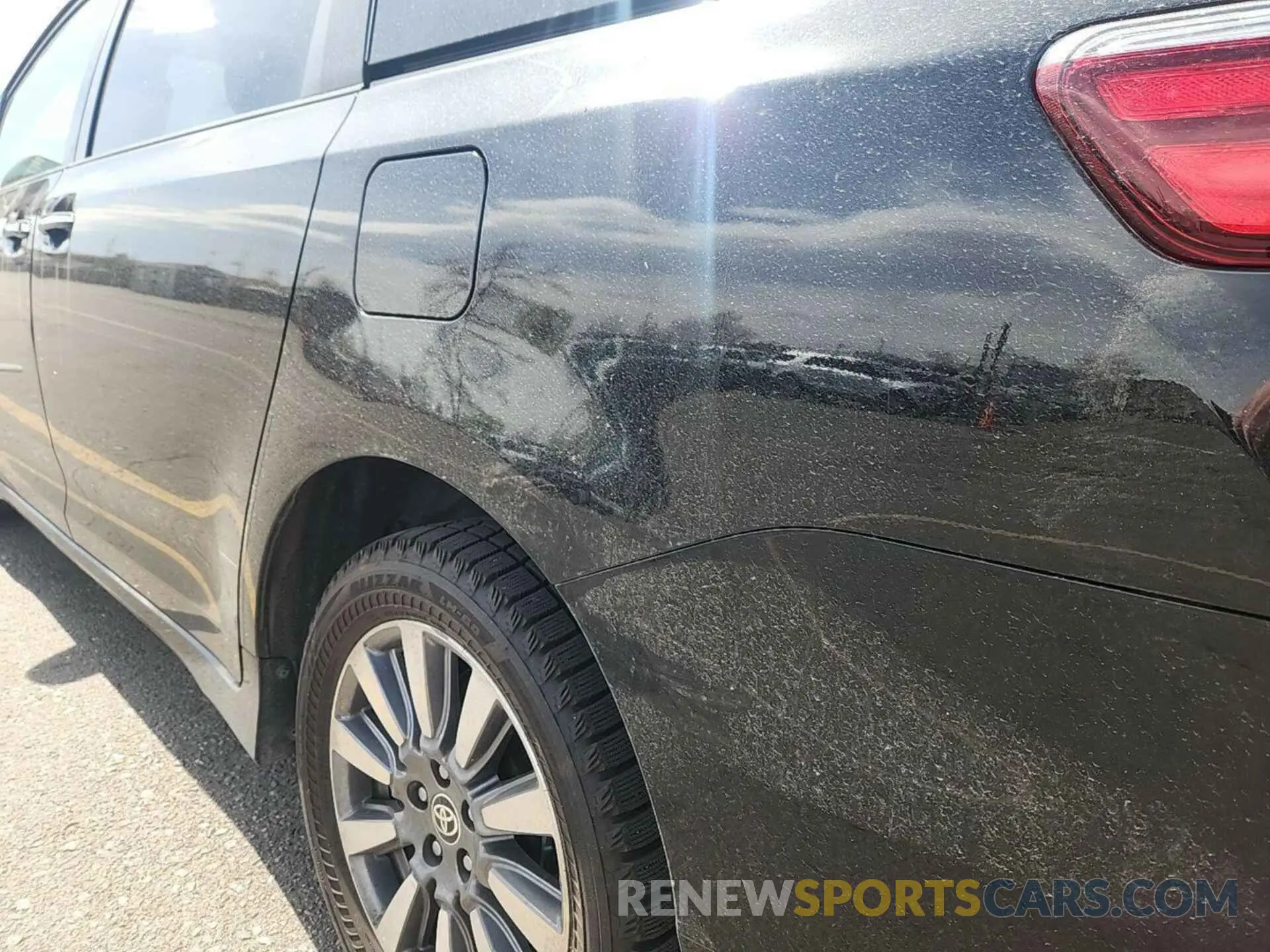 19 Photograph of a damaged car 5TDDZ3DC1LS249549 TOYOTA SIENNA 2020