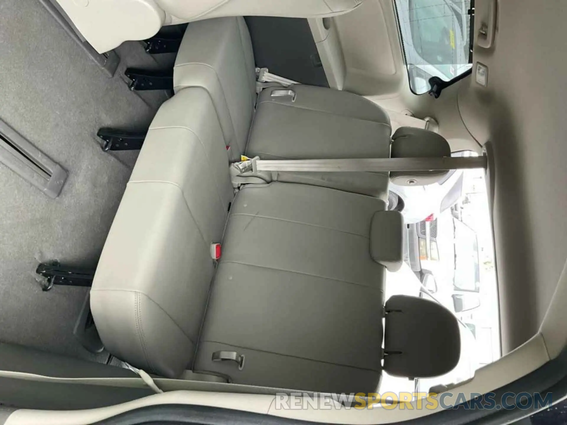 8 Photograph of a damaged car 5TDDZ3DC1LS249597 TOYOTA SIENNA 2020