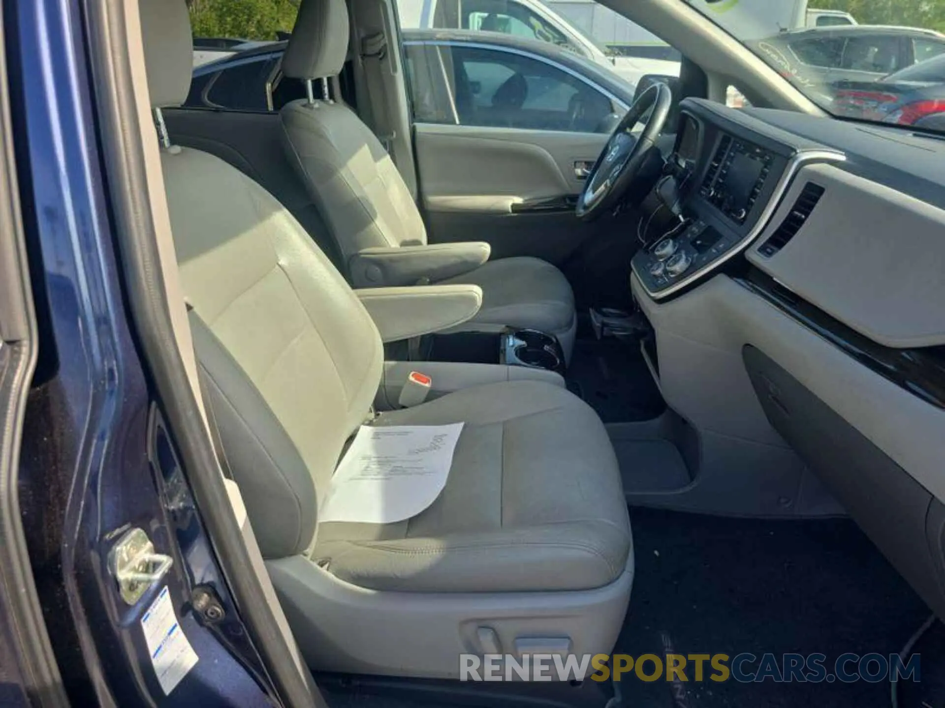 12 Photograph of a damaged car 5TDDZ3DC2LS249611 TOYOTA SIENNA 2020