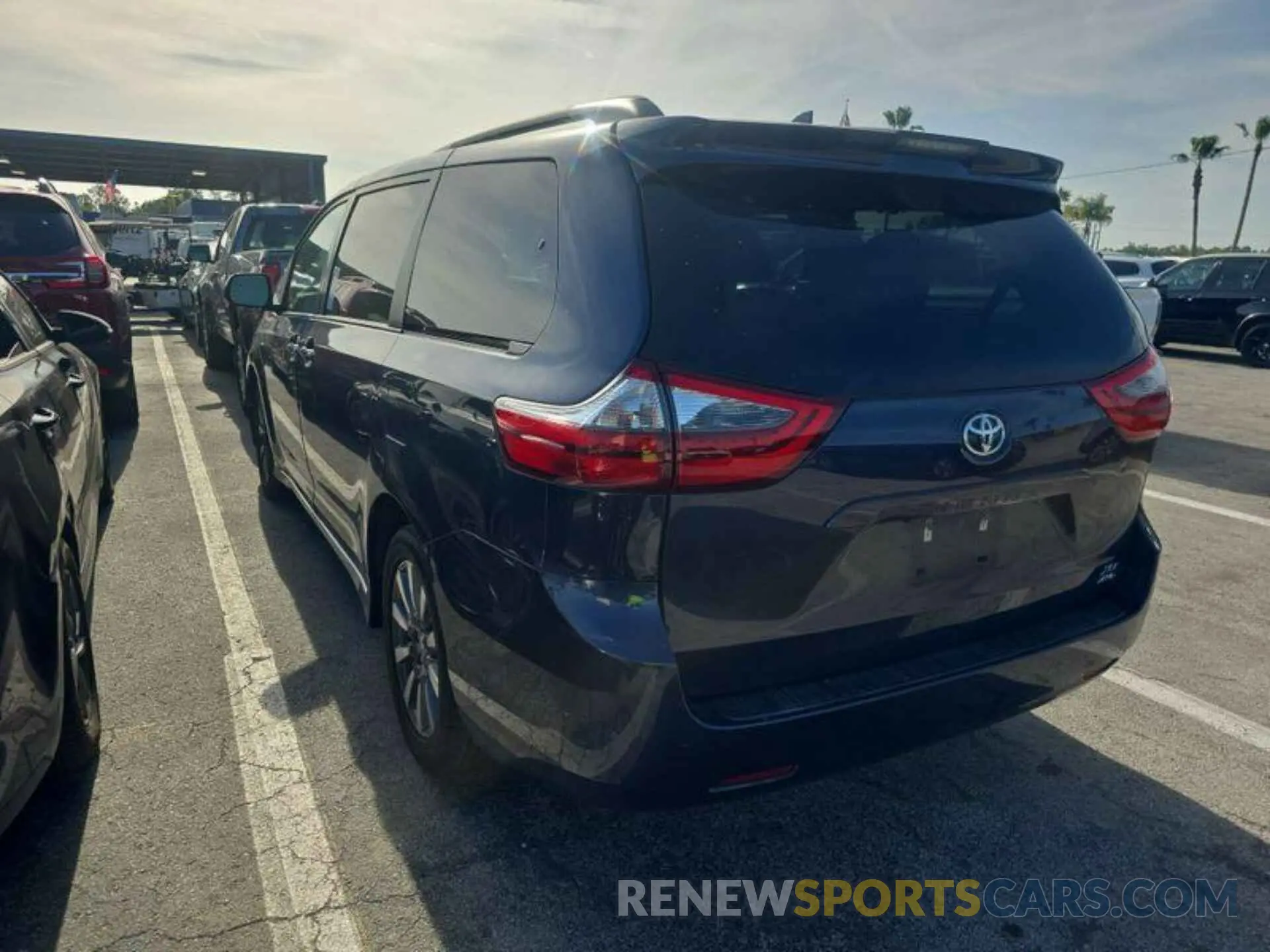 9 Photograph of a damaged car 5TDDZ3DC2LS249611 TOYOTA SIENNA 2020
