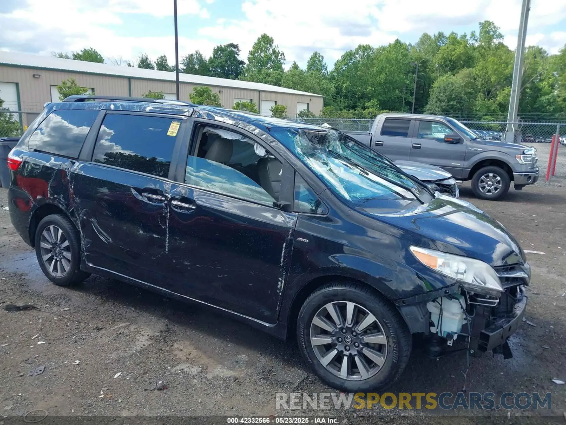 1 Photograph of a damaged car 5TDDZ3DC4LS232650 TOYOTA SIENNA 2020
