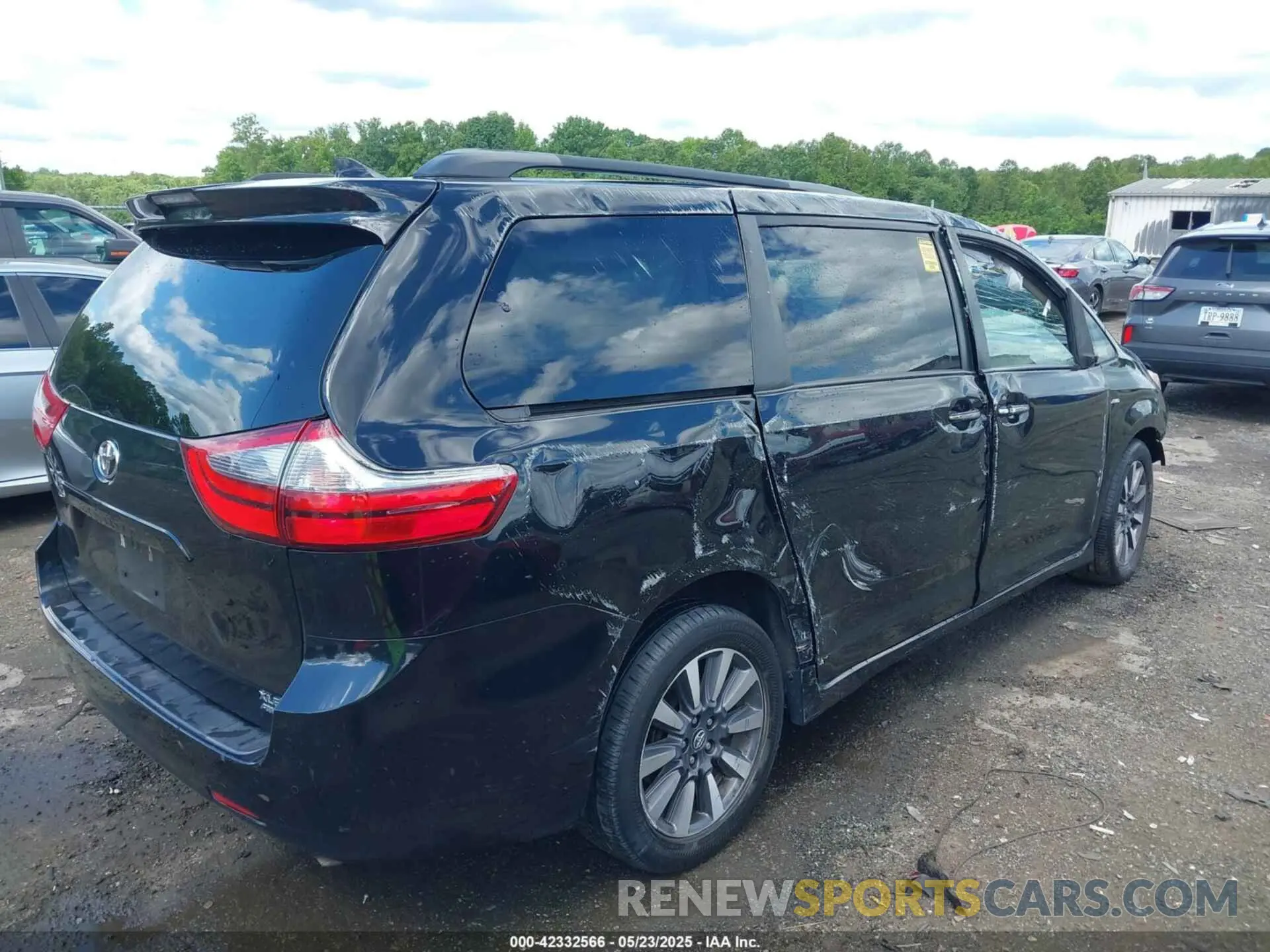 4 Photograph of a damaged car 5TDDZ3DC4LS232650 TOYOTA SIENNA 2020