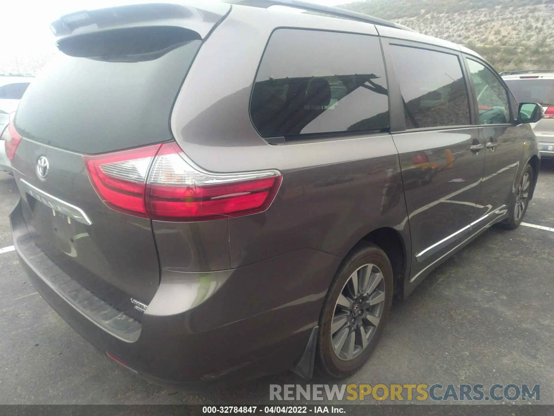 4 Photograph of a damaged car 5TDDZ3DC4LS249710 TOYOTA SIENNA 2020