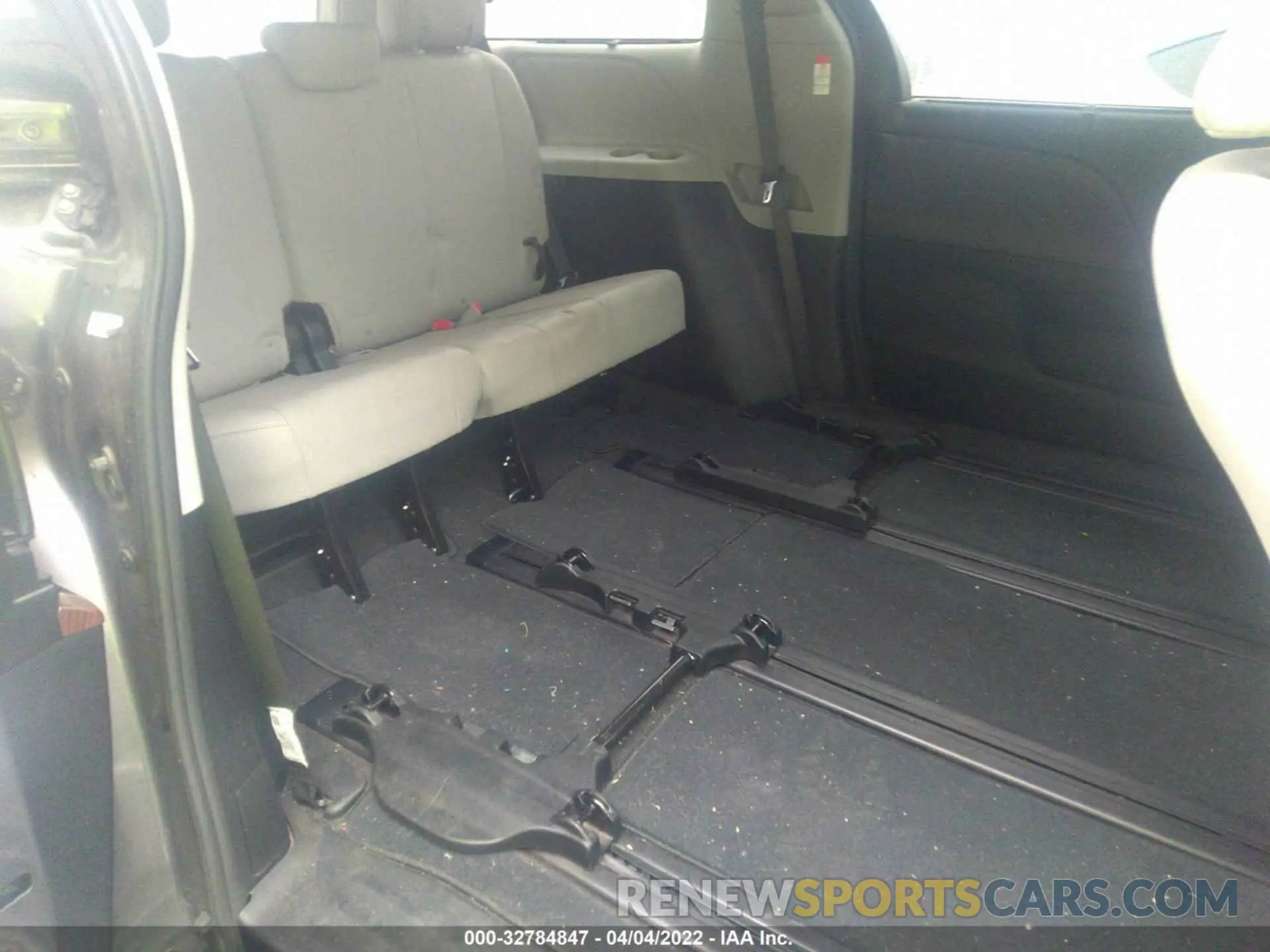 8 Photograph of a damaged car 5TDDZ3DC4LS249710 TOYOTA SIENNA 2020