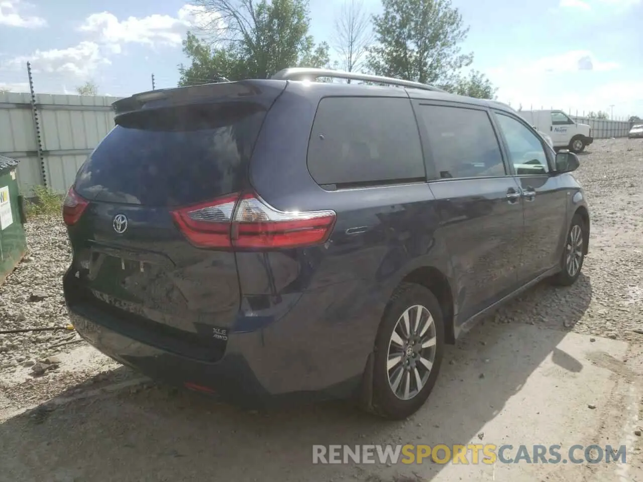 4 Photograph of a damaged car 5TDDZ3DC5LS243608 TOYOTA SIENNA 2020
