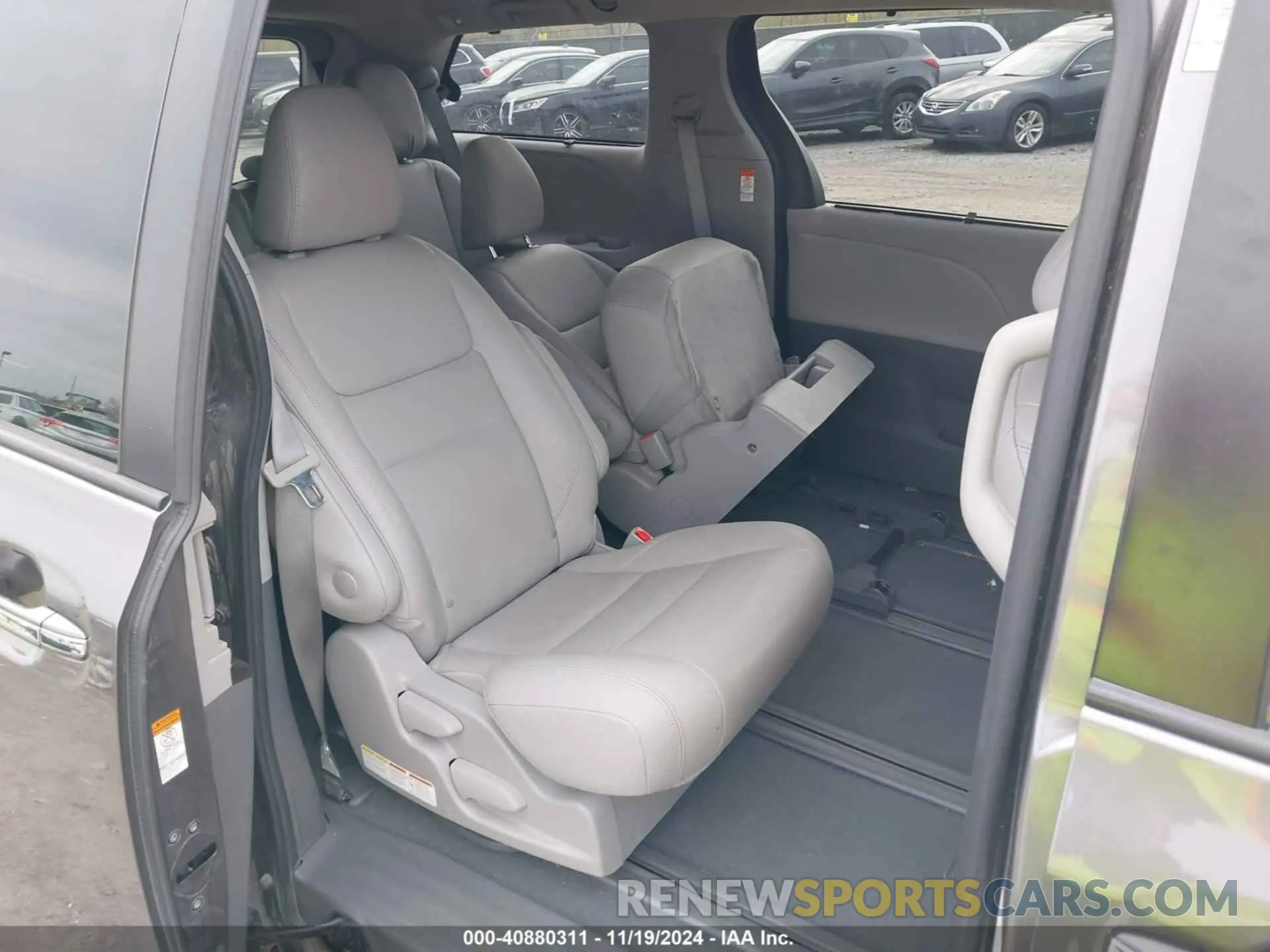 8 Photograph of a damaged car 5TDDZ3DC6LS238739 TOYOTA SIENNA 2020