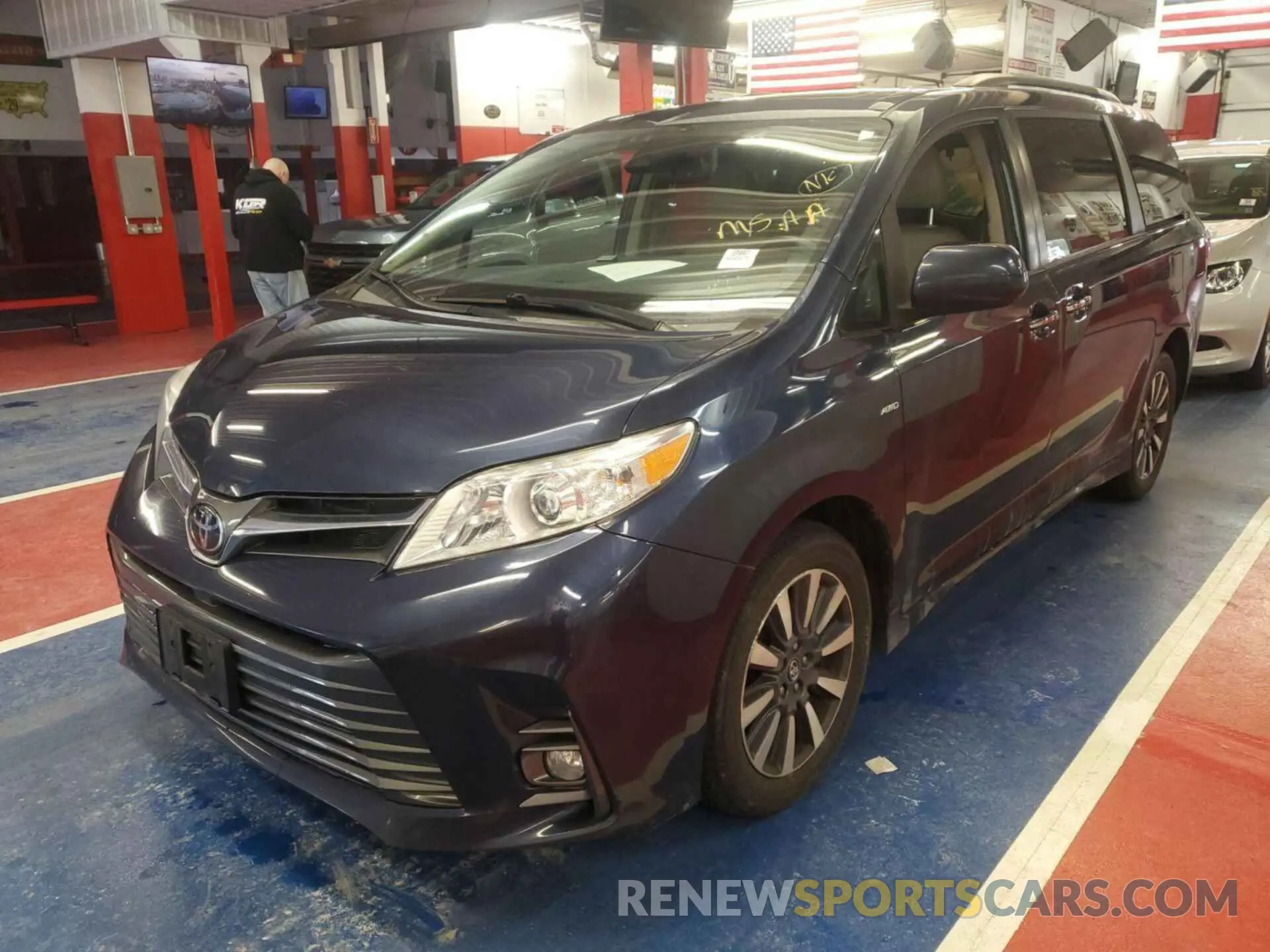 29 Photograph of a damaged car 5TDDZ3DC9LS232403 TOYOTA SIENNA 2020