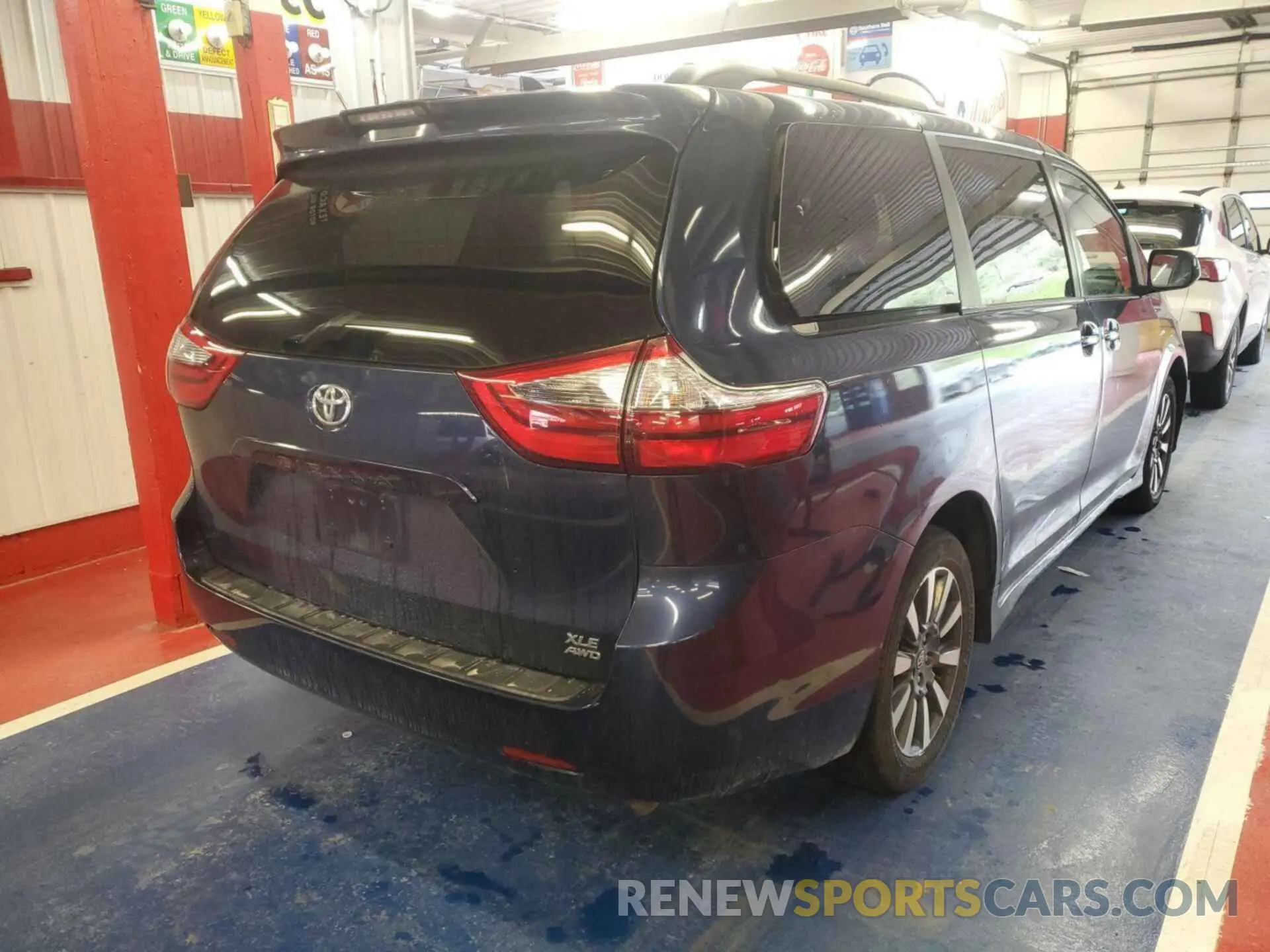 4 Photograph of a damaged car 5TDDZ3DC9LS232403 TOYOTA SIENNA 2020
