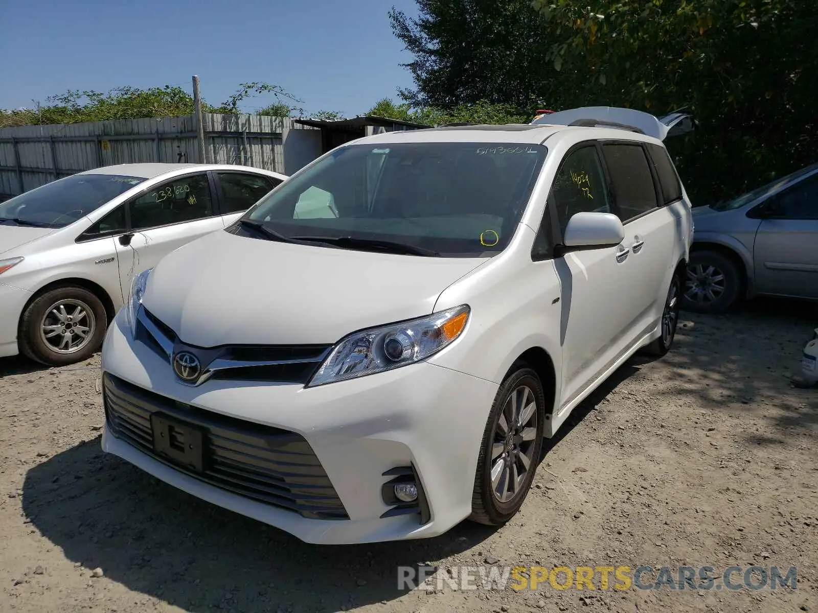 2 Photograph of a damaged car 5TDDZ3DC9LS243563 TOYOTA SIENNA 2020