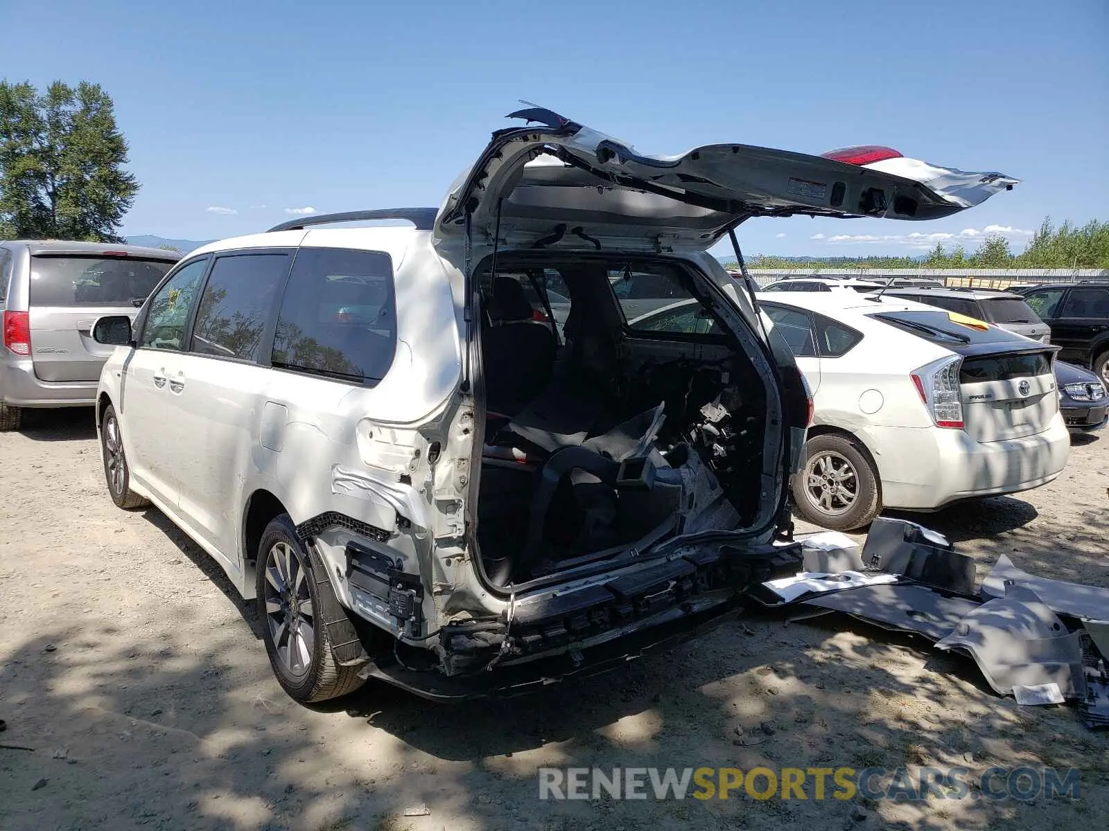 3 Photograph of a damaged car 5TDDZ3DC9LS243563 TOYOTA SIENNA 2020