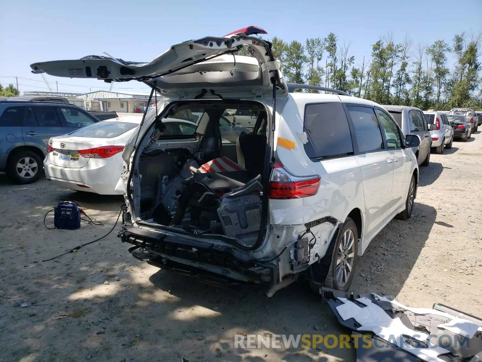 4 Photograph of a damaged car 5TDDZ3DC9LS243563 TOYOTA SIENNA 2020