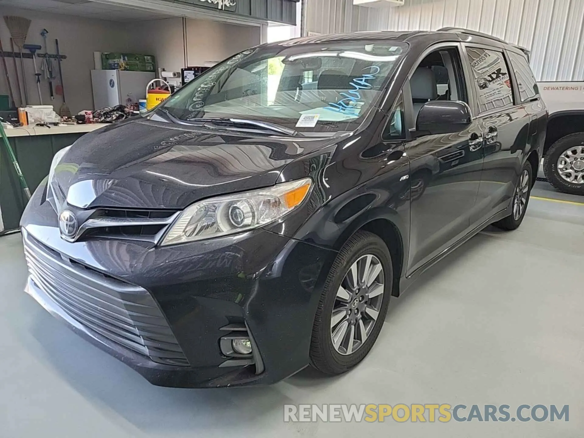 4 Photograph of a damaged car 5TDDZ3DC9LS249539 TOYOTA SIENNA 2020