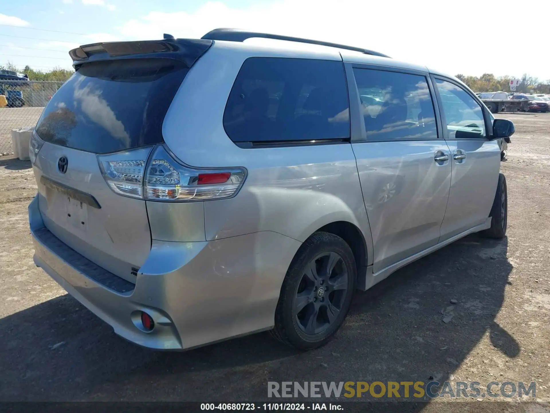 4 Photograph of a damaged car 5TDEZ3DC7LS244411 TOYOTA SIENNA 2020