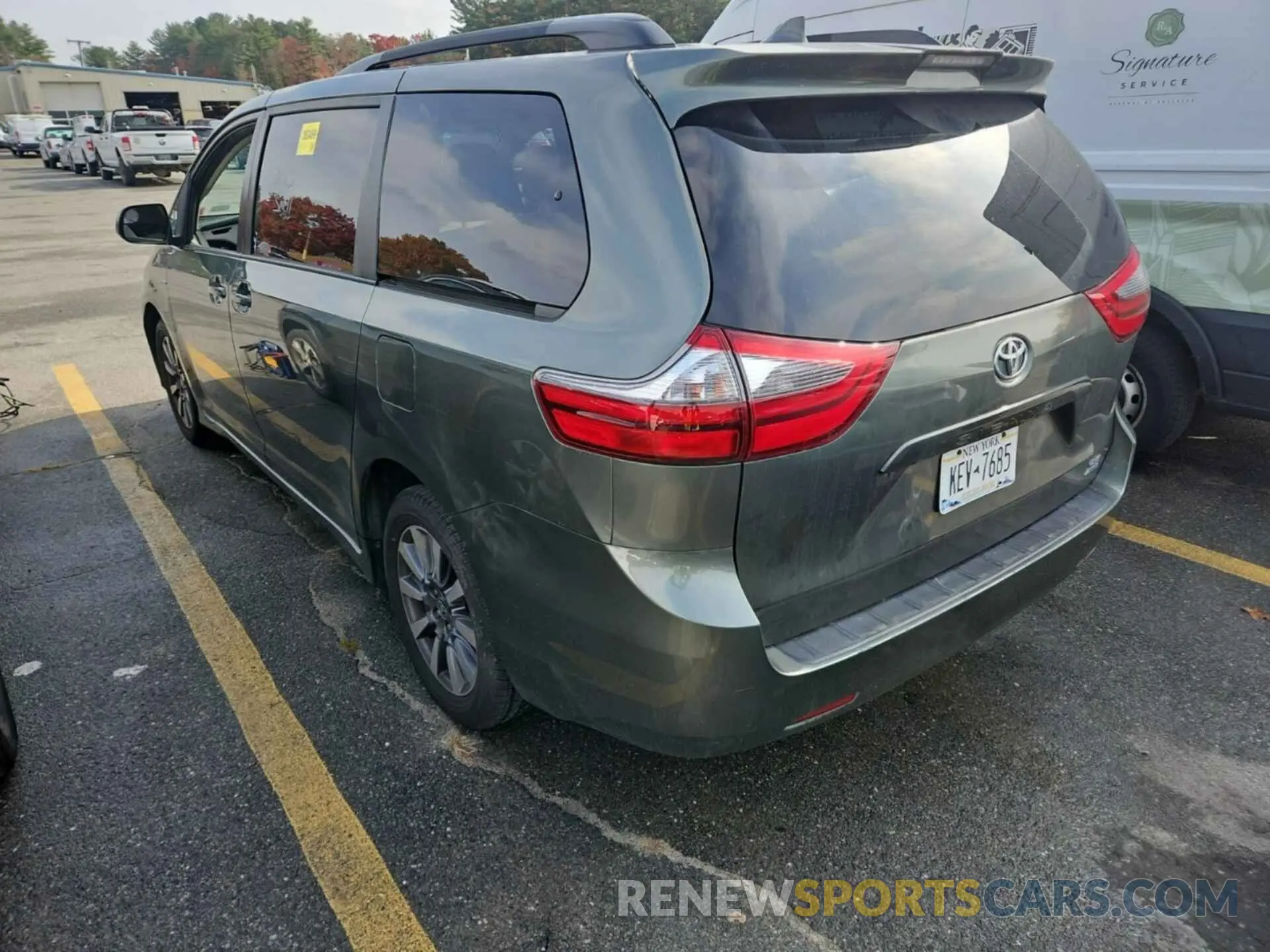 24 Photograph of a damaged car 5TDJZ3DC0LS250971 TOYOTA SIENNA 2020