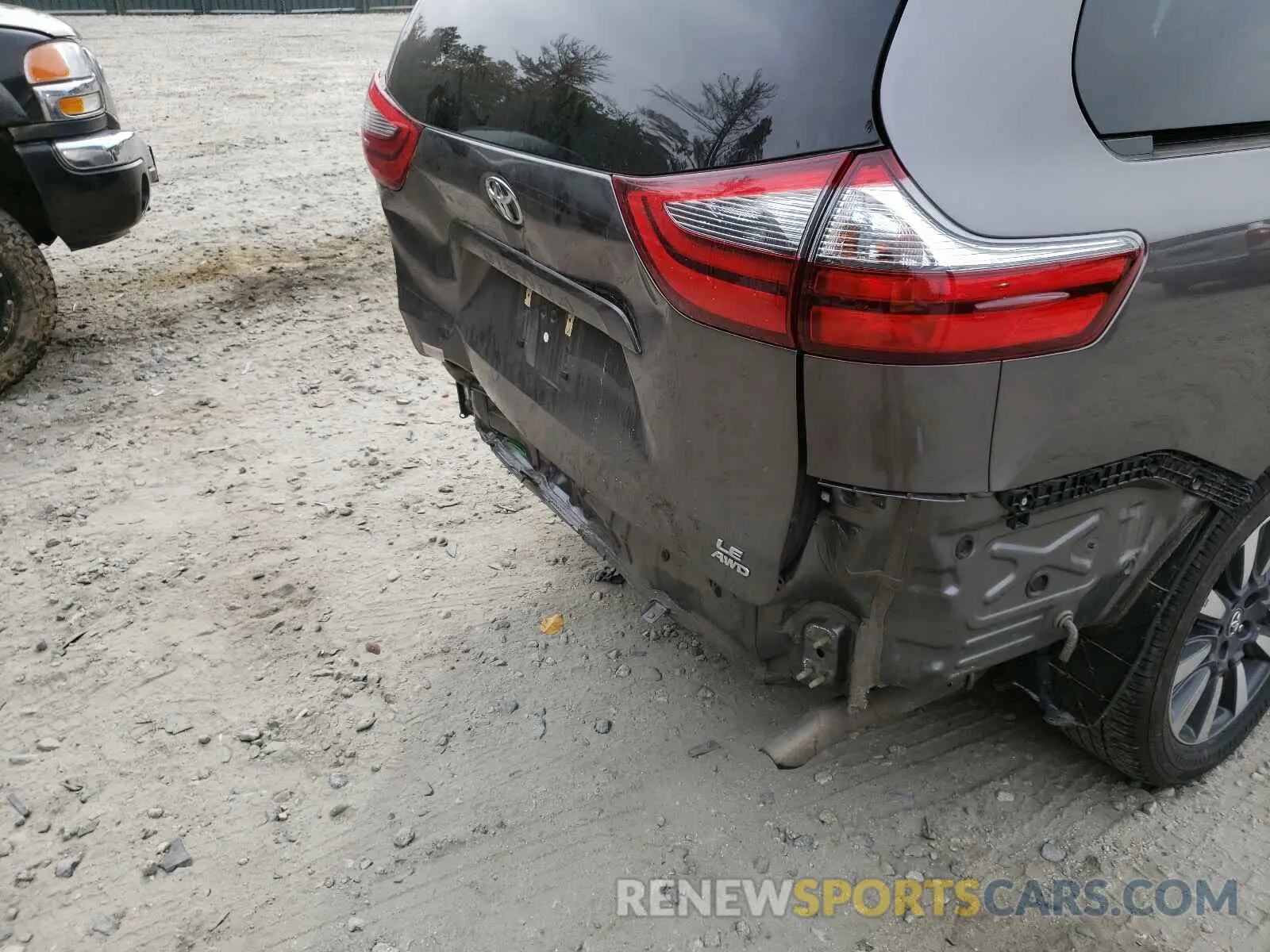 9 Photograph of a damaged car 5TDJZ3DC4LS229380 TOYOTA SIENNA 2020