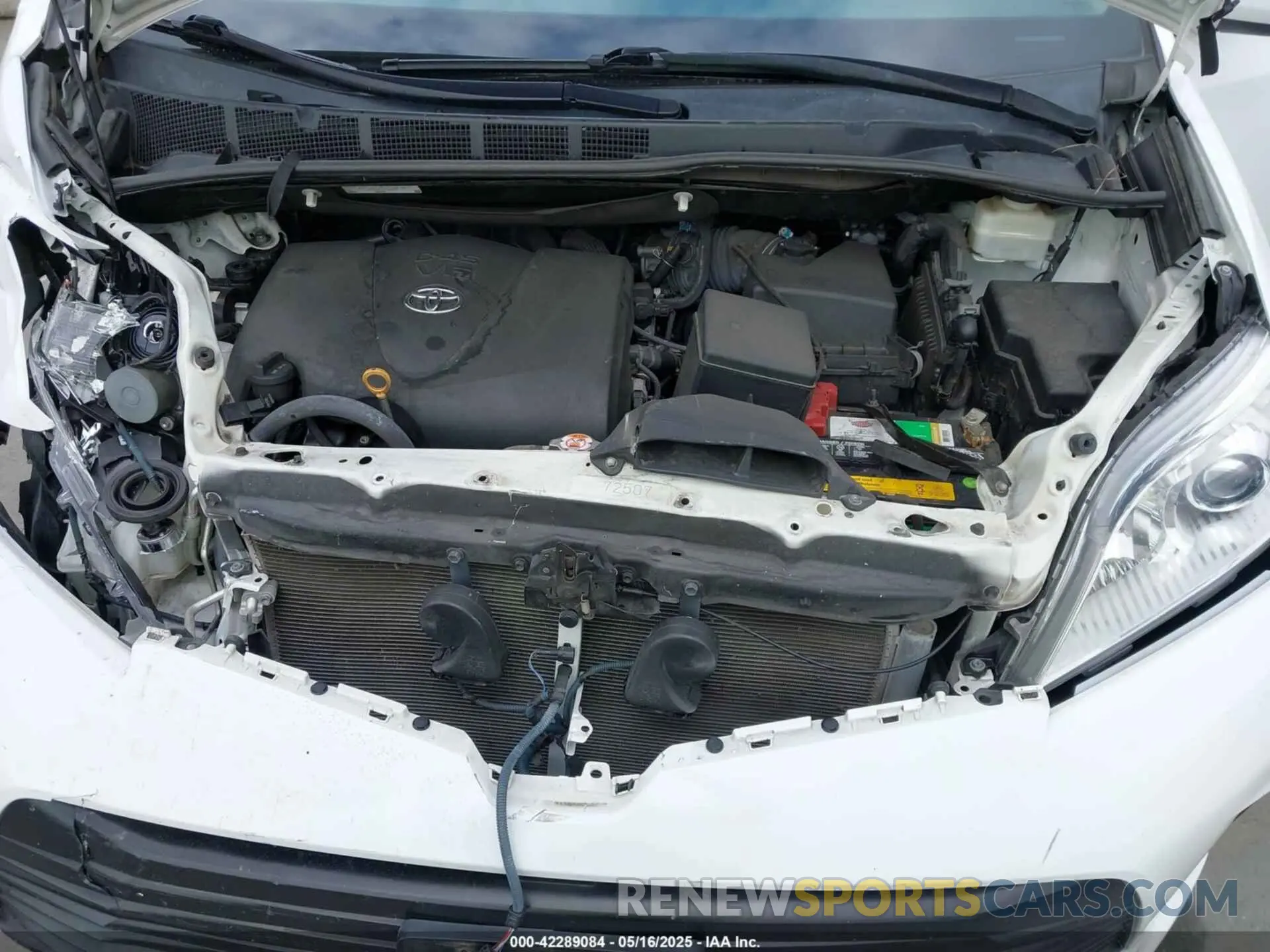 10 Photograph of a damaged car 5TDKZ3DC0LS044909 TOYOTA SIENNA 2020