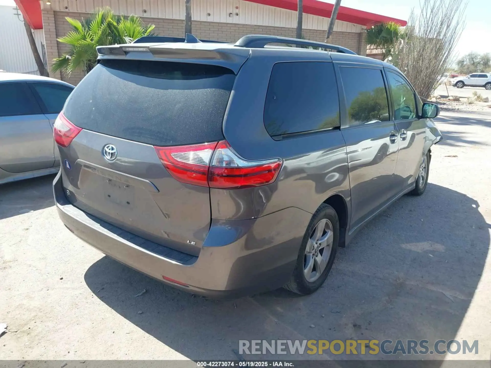 4 Photograph of a damaged car 5TDKZ3DC0LS070040 TOYOTA SIENNA 2020