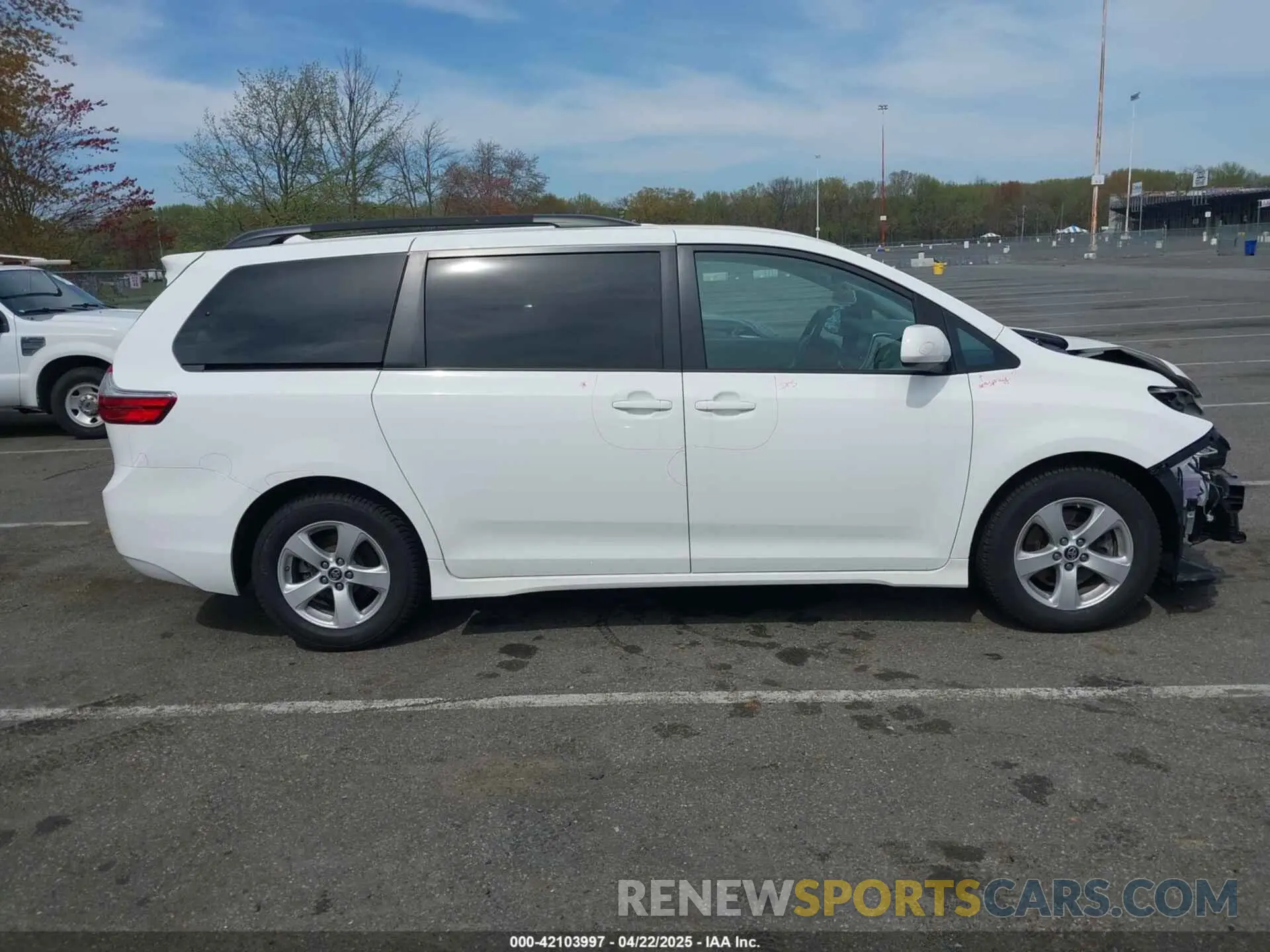 13 Photograph of a damaged car 5TDKZ3DC3LS043379 TOYOTA SIENNA 2020
