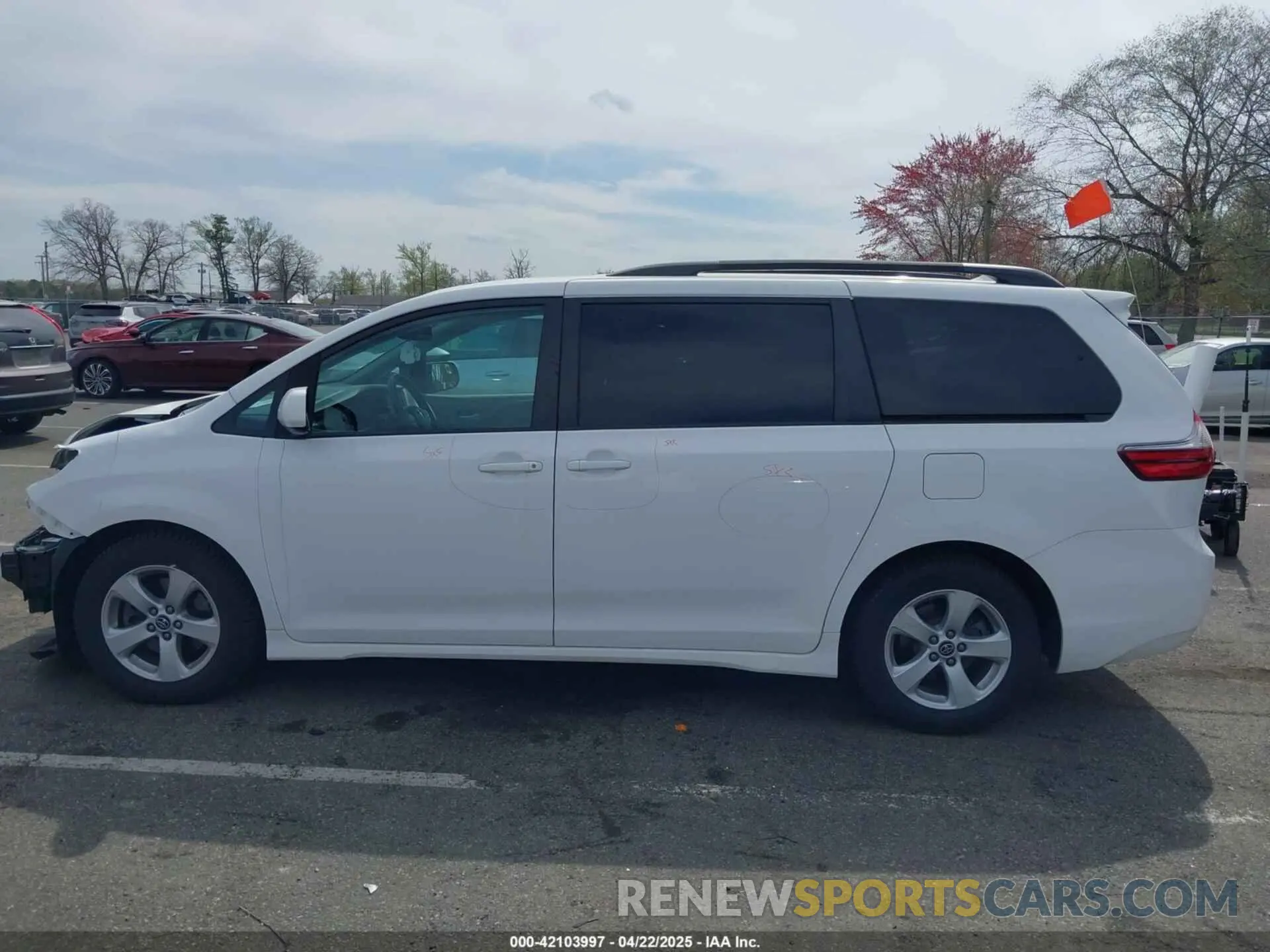 14 Photograph of a damaged car 5TDKZ3DC3LS043379 TOYOTA SIENNA 2020