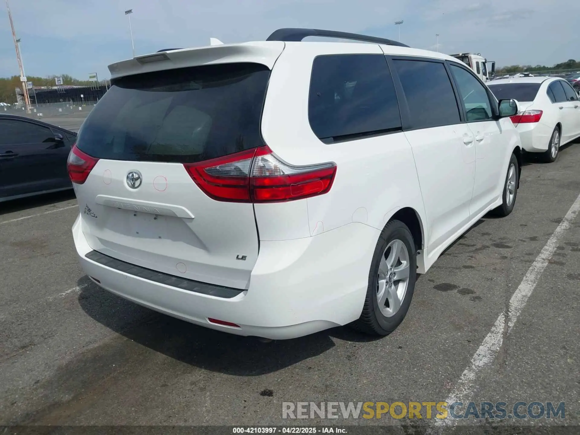 4 Photograph of a damaged car 5TDKZ3DC3LS043379 TOYOTA SIENNA 2020