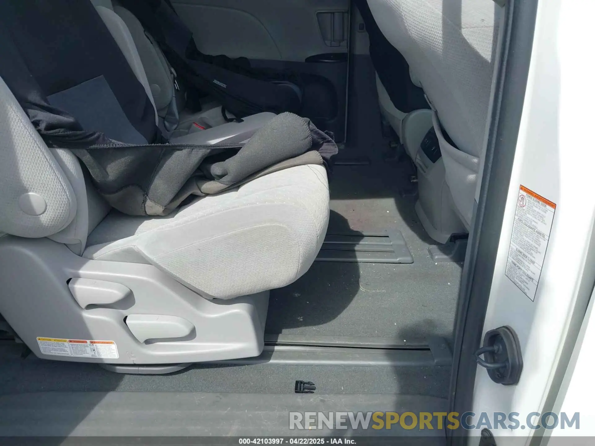 8 Photograph of a damaged car 5TDKZ3DC3LS043379 TOYOTA SIENNA 2020