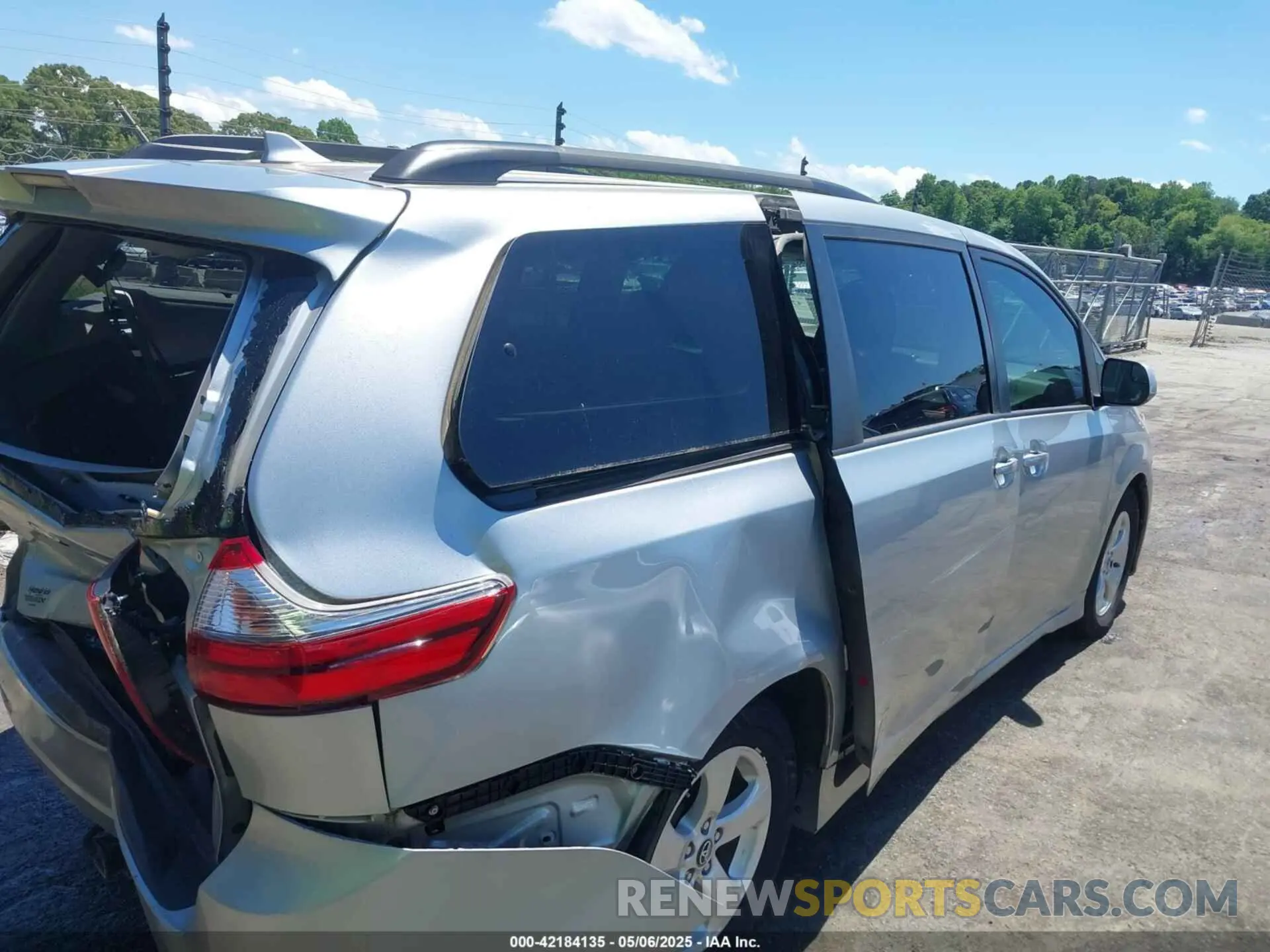 17 Photograph of a damaged car 5TDKZ3DC3LS053328 TOYOTA SIENNA 2020